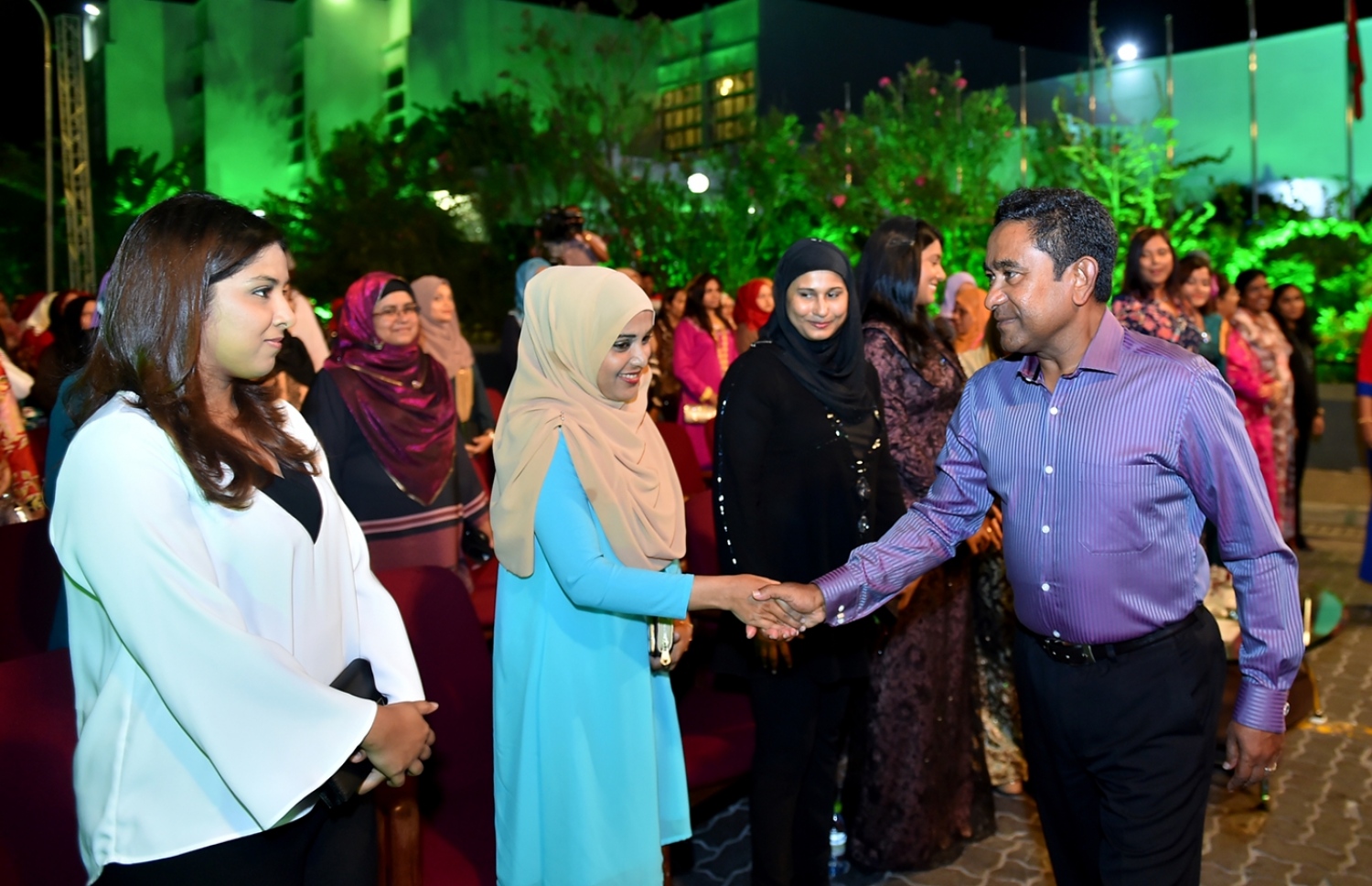 މާލެ: ފެބްރުއަރީ 23، 2017: "ހީވާގި ކަނބަލުން" އެކްސްޕޯ ހުޅުވުމަށް ބޭއްވި ރަސްމިއްޔާތުގައި ރައީސް ޔާމީން (ކ)، ކަނބަލަކާ ސަލާމް ކުރައްވަނީ.-- ފޮޓޯ: ރައީސް އޮފީސް