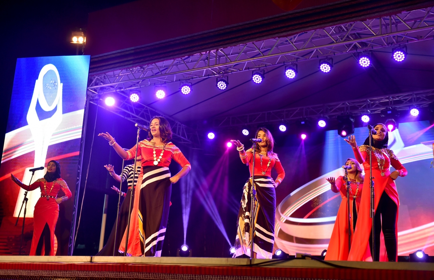 މާލެ: ފެބްރުއަރީ 23، 2017: "ހީވާގި ކަނބަލުން" އެކްސްޕޯ ހުޅުވުމަށް ބޭއްވި ރަސްމިއްޔާތުގައި ފަންނާނުންތަކެއް މުނިފޫހިފިލުވުމުގެ އައިޓަމެއް ހުށަހަޅައިދެނީ.-- ފޮޓޯ: ރައީސް އޮފީސް