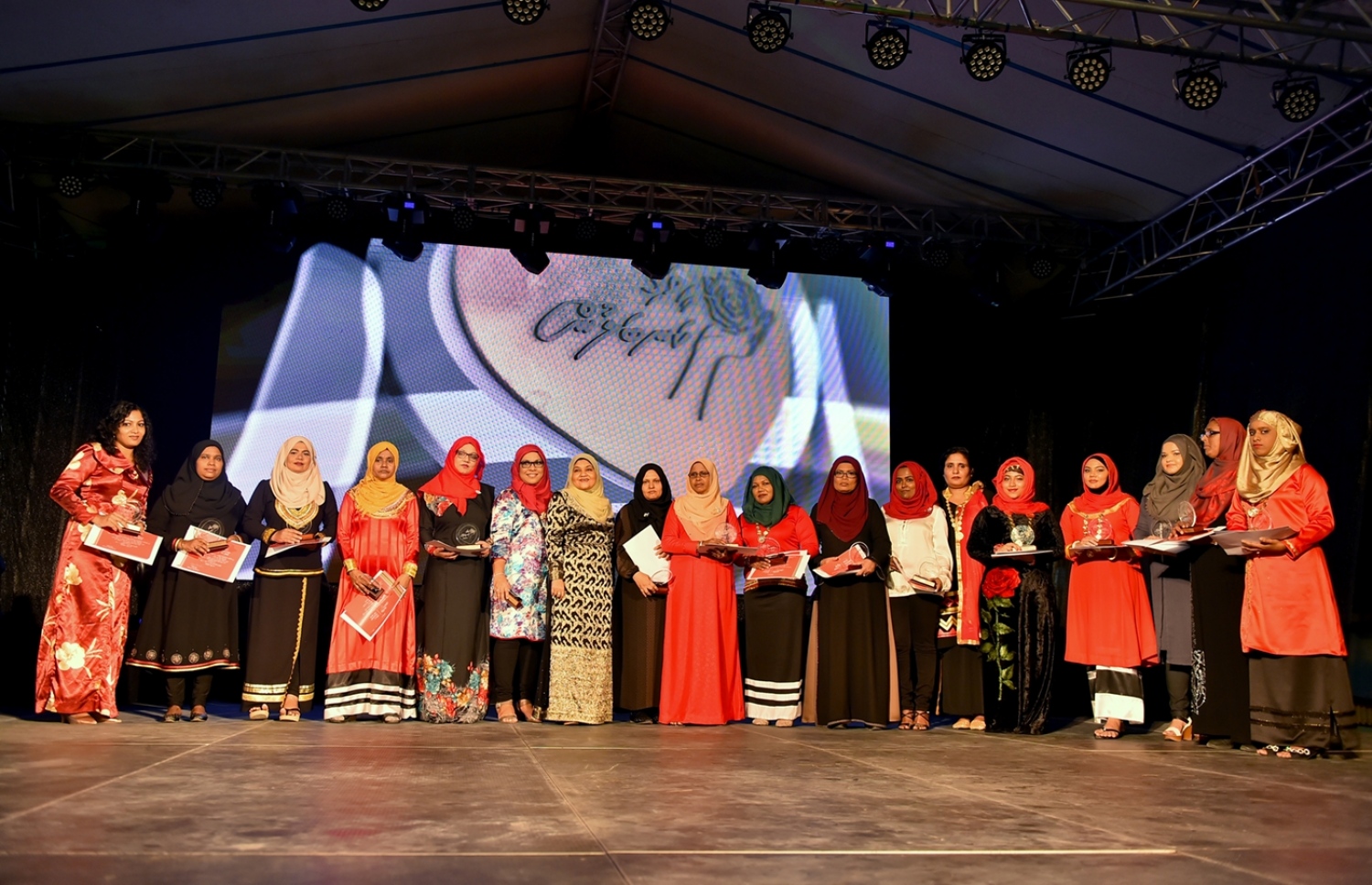 މާލެ: ފެބްރުއަރީ 23، 2017: "ހީވާގި ކަނބަލުން" އެކްސްޕޯ ހުޅުވުމަށް ބޭއްވި ރަސްމިއްޔާތުގައި ރައީސް ޔާމީންގެ އަނބިކަނބަލުން ފާތުމަތު އިބްރާހިމް (މ) އެކްސްޕޯގައި ބައިވެރިވި ކަނބަލުންގެ ތެރެއިން ވަނަތަށް ހާސިލުކުރި ކަނބަލުންނާއެކު ފޮޓޯ އަކަށް ހުއްޓިވަޑައިގެން.-- ފޮޓޯ: ރައީސް އޮފީސް