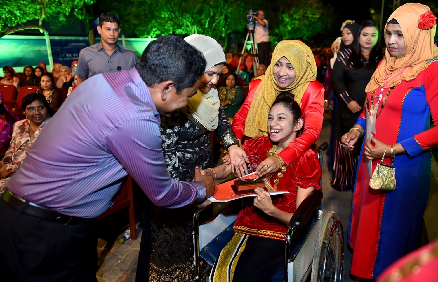 މާލެ: ފެބްރުއަރީ 23، 2017: "ހީވާގި ކަނބަލުން" އެކްސްޕޯ ހުޅުވުމަށް ބޭއްވި ރަސްމިއްޔާތުގައި ރައީސް ޔާމީންގެ ދެކަނބަލުން، ނުކުޅެދުންތެރިކަން ހުންނަ ކުއްޖަކަށް ހަނދާނީ ފިލައެއް ދެއްވަނީ.-- ފޮޓޯ: ރައީސް އޮފީސް