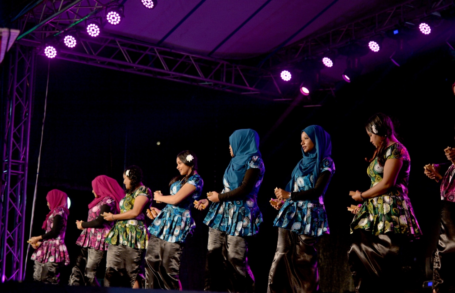 މާލެ: ފެބްރުއަރީ 23، 2017: "ހީވާގި ކަނބަލުން" އެކްސްޕޯ ހުޅުވުމަށް ބޭއްވި ރަސްމިއްޔާތުގައި މުނިފޫހިފިލިވުމުގެ އައިޓަމެއް ހުށަހަޅައިދެނީ.-- ފޮޓޯ: ރައީސް އޮފީސް