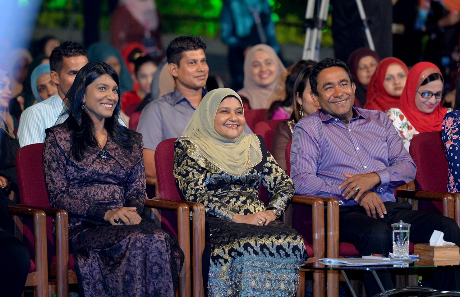 މާލެ: ފެބްރުއަރީ 23، 2017: "ހީވާގި ކަނބަލުން" އެކްސްޕޯ ހުޅުވުމަށް ބޭއްވި ރަސްމިއްޔާތުގައި ރައީސް ޔާމީންގެ ދެކަނބަލުން، އަދި ޖެންޑާ މިނިސްޓަރު ޒެނީޝާ (ވ) ބައިވެރިވެ ވަޑައިގަންނަވަނީ.-- ފޮޓޯ: ރައީސް އޮފީސް