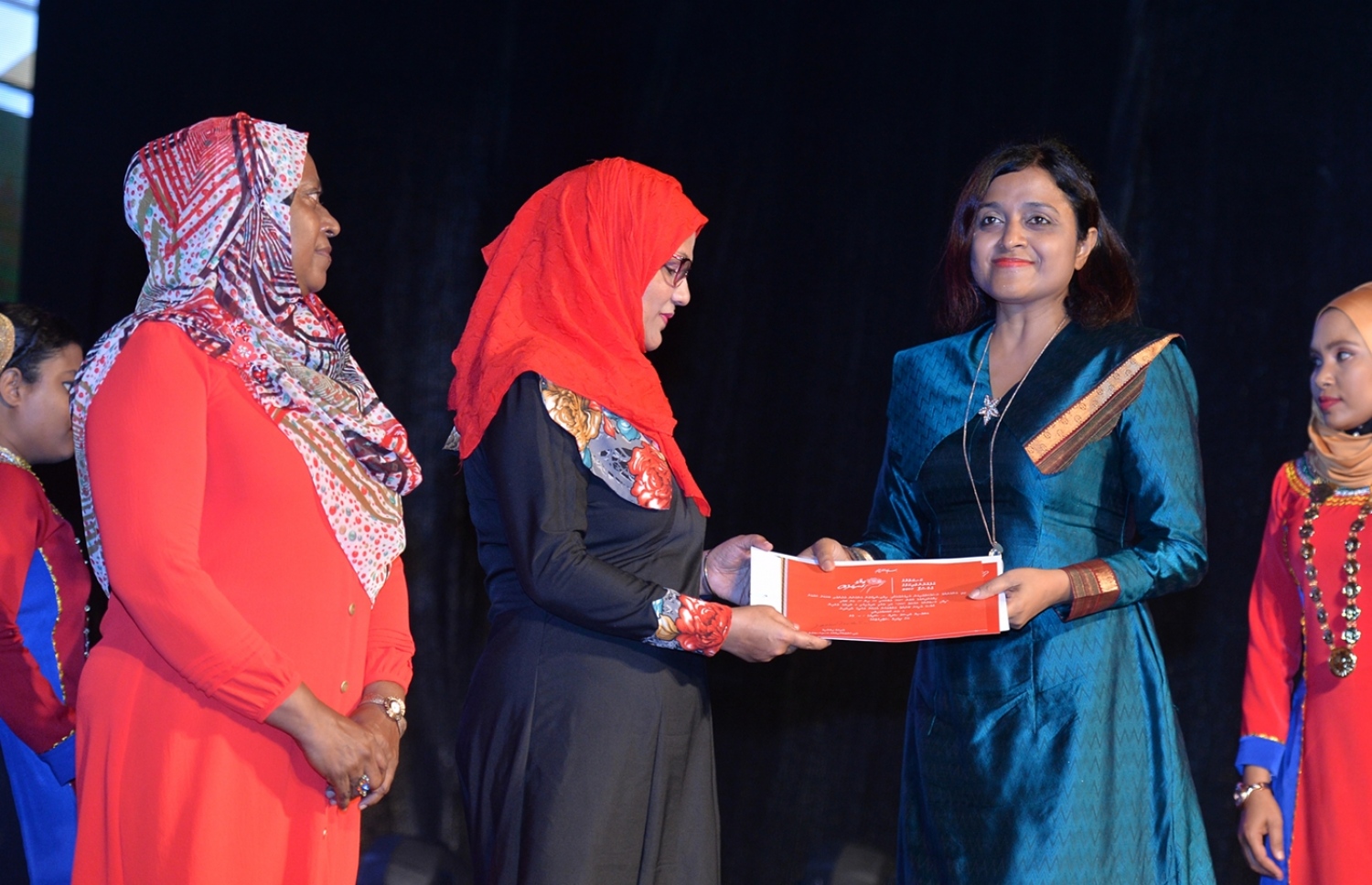 މާލެ: ފެބްރުއަރީ 23، 2017: "ހީވާގި ކަނބަލުން" އެކްސްޕޯ ހުޅުވުމަށް ބޭއްވި ރަސްމިއްޔާތުގައި ހެލްތު މިނިސްޓްރީގެ ސްޓޭޓް މިނިސްޓަރު ދުންޔާ މައުމޫން (ކ)، ވަނަ އަކަށް ހޮވުނު ކަނބަލަކަށް އިނާމު ދެއްވަނީ.-- ފޮޓޯ: ރައީސް އޮފީސް