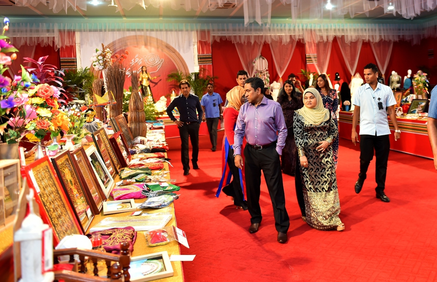 މާލެ: ފެބްރުއަރީ 23، 2017: "ހީވާގި ކަނބަލުން" އެކްސްޕޯ ހުޅުވުމަށް ބޭއްވި ރަސްމިއްޔާތުގައި ރައީސް ޔާމީންގެ ދެކަނބަލުން އެކްސްޕޯގައި ހުރި ބައެއް އުފެއްދުންތެރި ތަކެތި ބައްލަވައިލައްވަނީ.-- ފޮޓޯ: ރައީސް އޮފީސް