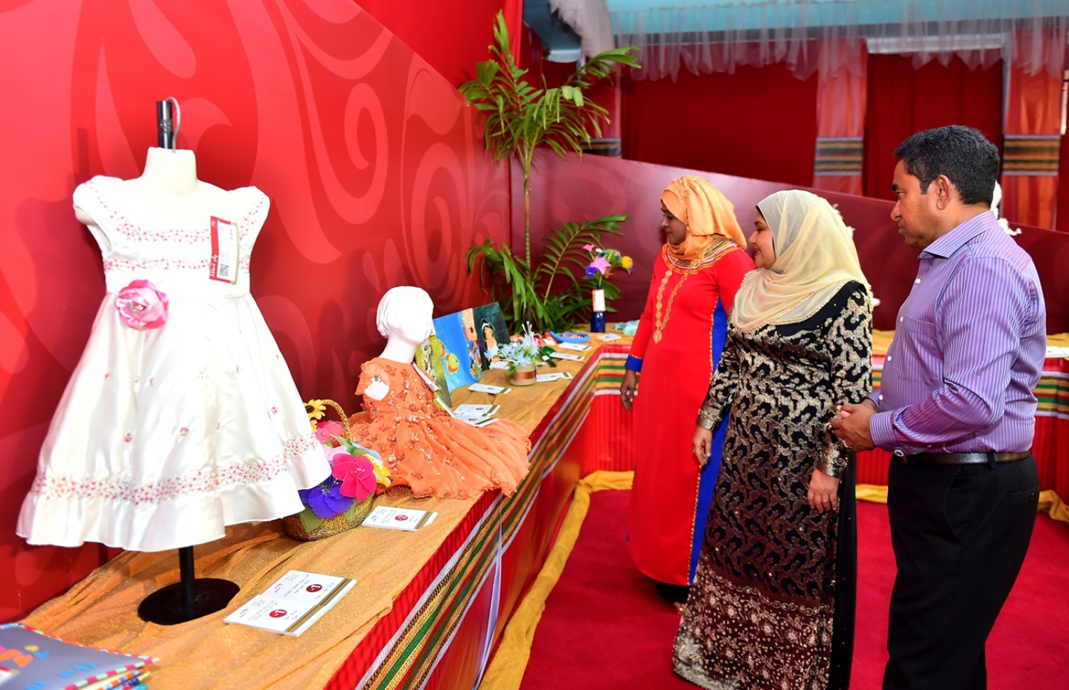 މާލެ: ފެބްރުއަރީ 23، 2017: "ހީވާގި ކަނބަލުން" އެކްސްޕޯ ހުޅުވުމަށް ބޭއްވި ރަސްމިއްޔާތުގައި ރައީސް ޔާމީންގެ ދެކަނބަލުން އެކްސްޕޯގައި ހުރި ބައެއް އުފެއްދުންތެރި ތަކެތި ބައްލަވައިލައްވަނީ.-- ފޮޓޯ: ރައީސް އޮފީސް