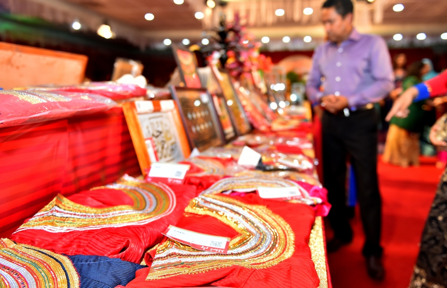 މާލެ: ފެބްރުއަރީ 23، 2017: "ހީވާގި ކަނބަލުން" އެކްސްޕޯ ހުޅުވުމަށް ބޭއްވި ރަސްމިއްޔާތުގައި ރައީސް ޔާމީންގެ ދެކަނބަލުން އެކްސްޕޯގައި ހުރި ބައެއް އުފެއްދުންތެރި ތަކެތި ބައްލަވައިލައްވަނީ.-- ފޮޓޯ: ރައީސް އޮފީސް