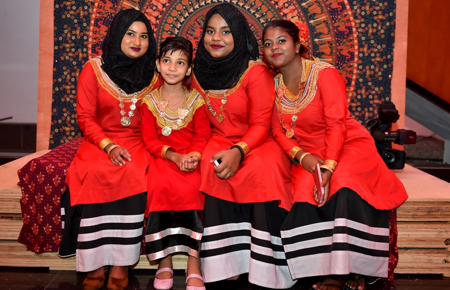 މާލެ: ފެބްރުއަރީ 23، 2017: "ހީވާގި ކަނބަލުން" އެކްސްޕޯ ހުޅުވުމަށް ބޭއްވި ރަސްމިއްޔާތުގައި ކުދިންތަކެއް ދިވެހި ލިބާހުގައި.-- ފޮޓޯ: ރައީސް އޮފީސް