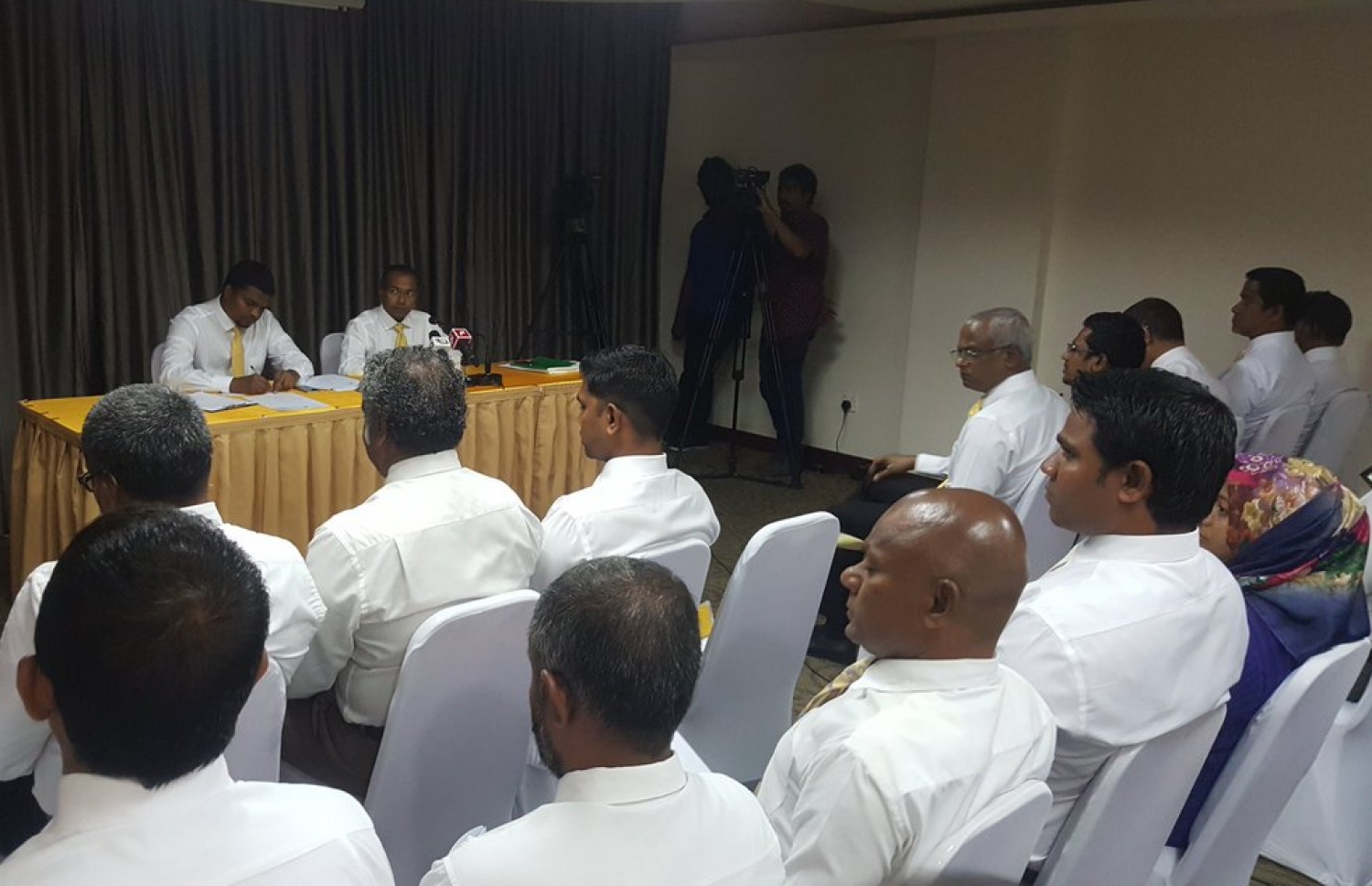 އެމްޑީޕީގެ ގައުމީ މަޖިލީހުގެ ރޭގެ ޖަލްސާގައި މެމްބަރުން ބައިވެރިވެވަޑައިގަންނަވަނީ. --ފޮޓޯ: އެމްޑީޕީ