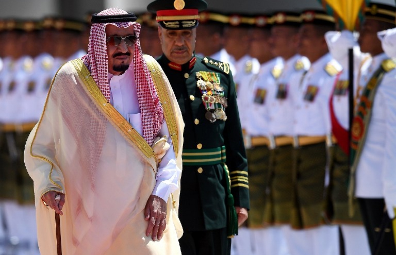 ޕާލަމެންޓް ހައުސްގައި ބޭއްވި މަރުހަބާ ދެންނެވުމުގެ ރަސްމިއްޔާތުގައި ރަސްގެފާން ސަލްމާން ގާޑް އޮފް އޮނާއެއް އިންސްޕެކްޓް ކޮށްދެއްވަނީ. --ފޮޓޯ:އޭއެފްޕީ