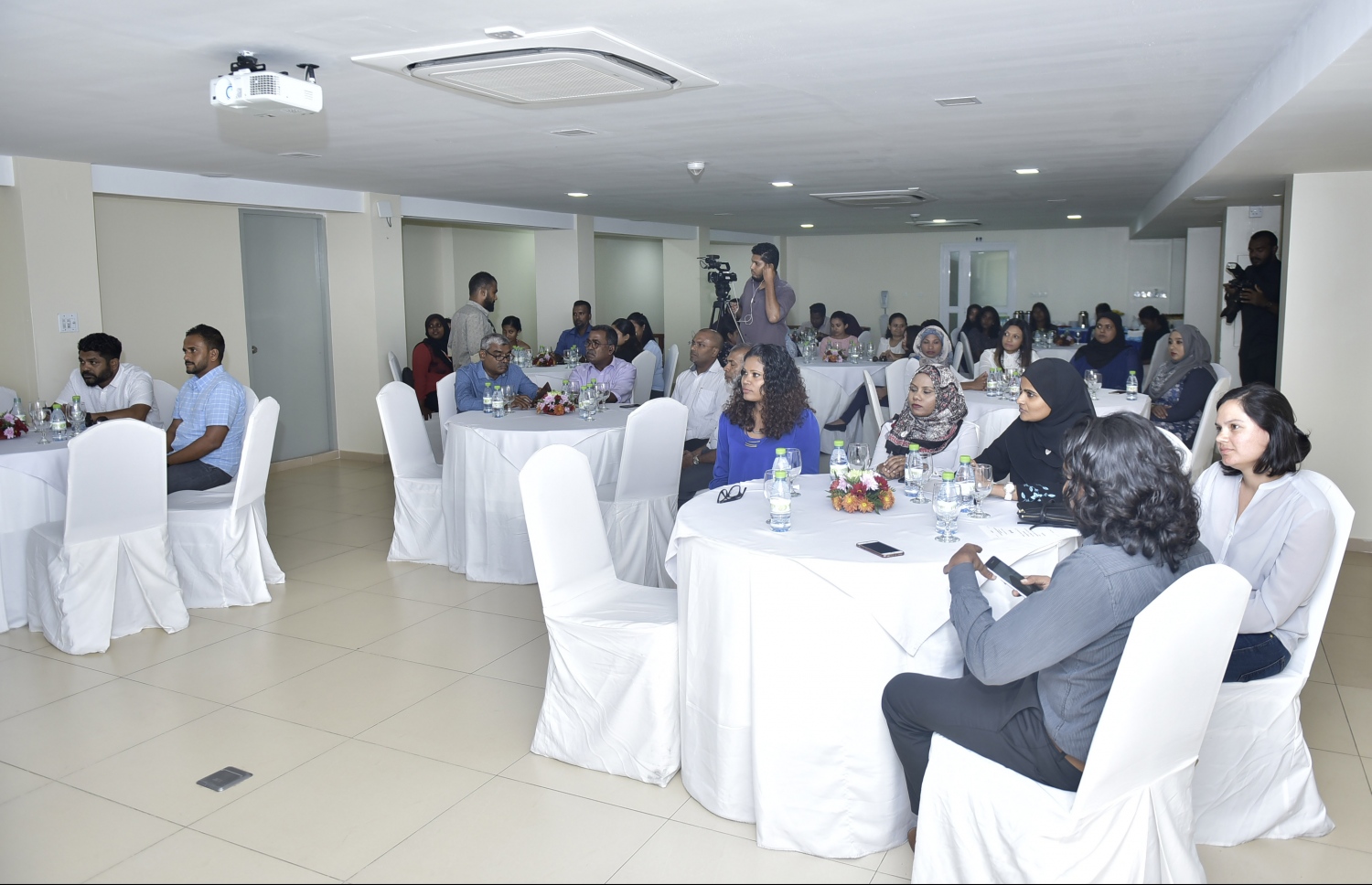 އަލިފުޅު ތުއްތު ފައުންޑޭޝަނުން  ހަތް ޖަމިއްޔާއަކަށް އެހީ ދިނުމަށް މިއަދު ބޭއްވި ރަސްމިއްޔާތުގައި ބައިވެރިވަޑައިގެންނެވި ބައެއް ބޭފުޅުން.--ފޮޓޯ: ހުސެއިން ވަހީދު/ މިހާރު