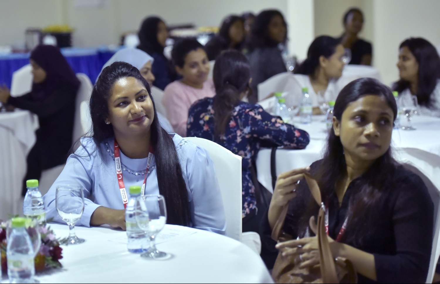 އަލިފުޅު ތުއްތު ފައުންޑޭޝަނުން ހަތް ޖަމިއްޔާއަކަށް އެހީ ދިނުމަށް މިއަދު ބޭއްވި ރަސްމިއްޔާތުގައި، ރެޑް ކްރެސެންޓުގެ އިސް ބޭފުޅުން ބައިވެރިވެވަޑައިގަންނަވަނީ.--ފޮޓޯ: ހުސެއިން ވަހީދު/ މިހާރު