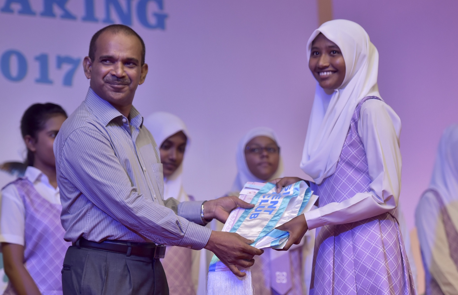 ފެބްރުއަރީ 26، 2017- ހިރިޔާ ސްކޫލުގެ އާ ޕްރިފެކްޓުން ހުވާކުރުމާއި ކްލަބްތަކުގެ އިސް މަގާމުތަކަށް ހޮވުނު ކުދިންނާ މަގާމު ހަވާލުކުރުމުގެ ރަސްމިއްޔާތު.---ފޮޓޯ: ހުސެއިން ވަހީދު/މިހާރު