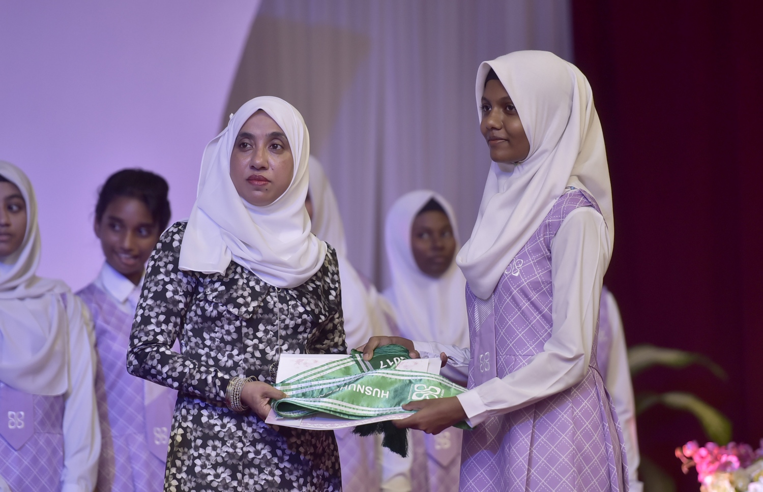 ފެބްރުއަރީ 26، 2017- ހިރިޔާ ސްކޫލުގެ އާ ޕްރިފެކްޓުން ހުވާކުރުމާއި ކްލަބްތަކުގެ އިސް މަގާމުތަކަށް ހޮވުނު ކުދިންނާ މަގާމު ހަވާލުކުރުމުގެ ރަސްމިއްޔާތުގައި، އެ ސްކޫލުގެ ޕްރިންސިޕަލް ރިންޒީ ވަހީދު ކުއްޖަކާ ލިޔުން ހަވާލު ކޮށްދެއްވަނީ.---ފޮޓޯ: ހުސެއިން ވަހީދު/މިހާރު