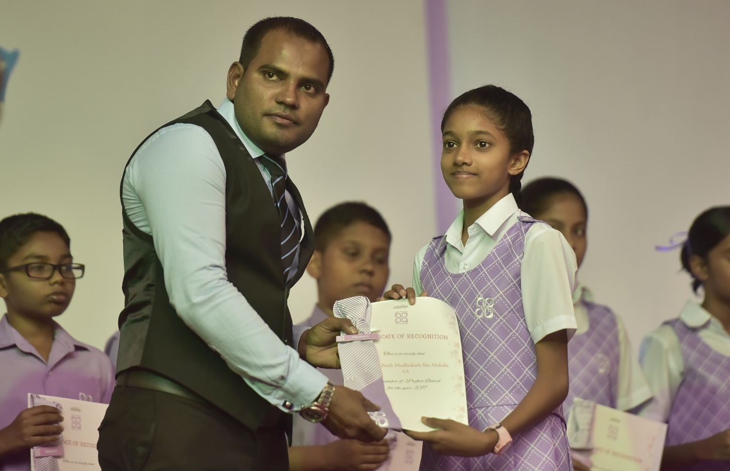 ފެބްރުއަރީ 26، 2017- މިރޭ ހުވާކުރި، ހިރިޔާ ސްކޫލުގެ އާ ޕްރިފެކްޓުން މަގާމުގެ ލިޔުން ހަވާލުކުރަނީ.---ފޮޓޯ: ހުސެއިން ވަހީދު/މިހާރު