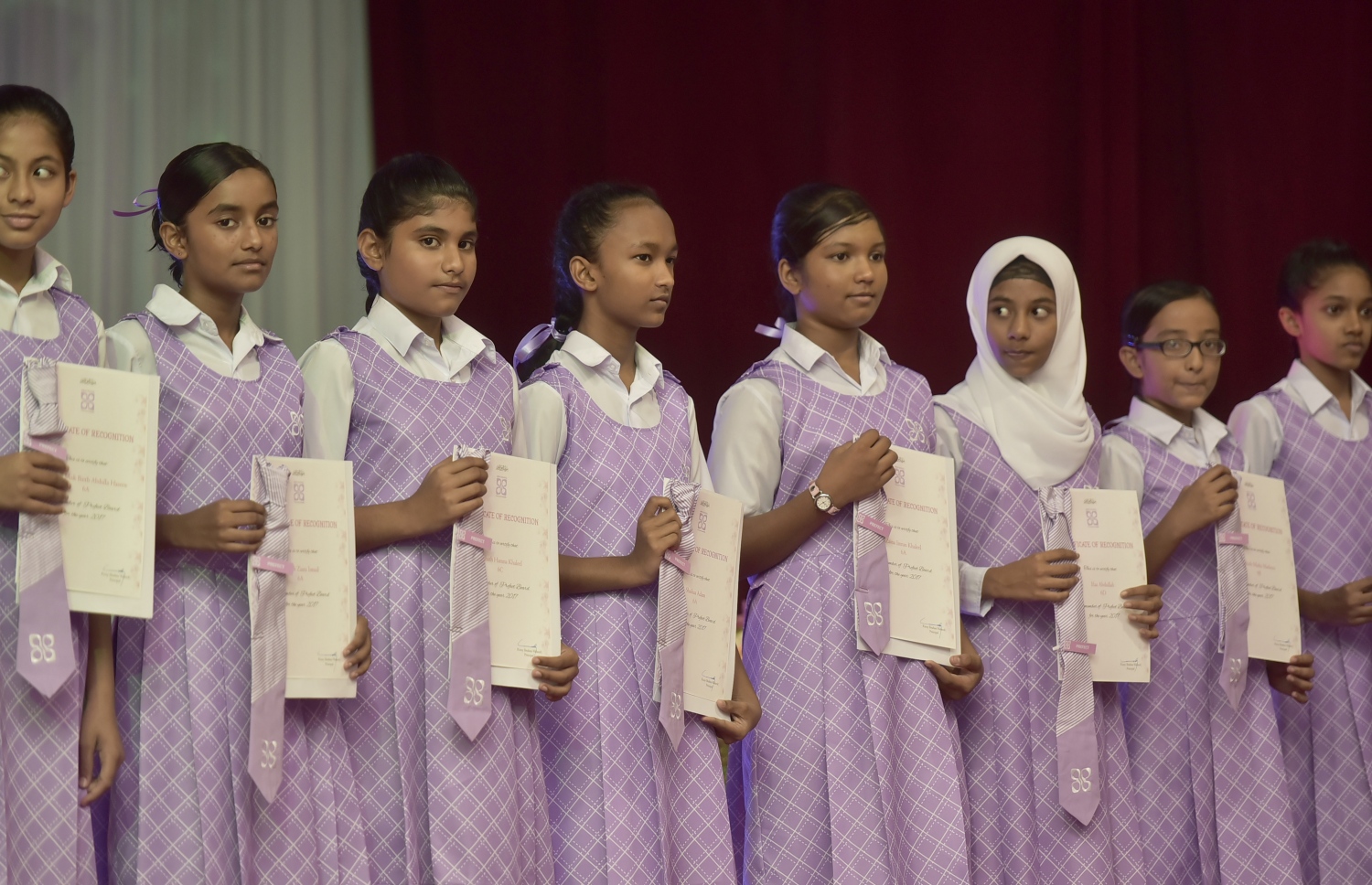 ފެބްރުއަރީ 26، 2017- މިރޭ ހުވާކުރި، ހިރިޔާ ސްކޫލުގެ އާ ޕްރިފެކްޓުން މަގާމުގެ ލިޔުމާއެކު ސްޓޭޖްމަތީގައި ހުއްޓިލައިގެން.---ފޮޓޯ: ހުސެއިން ވަހީދު/މިހާރު