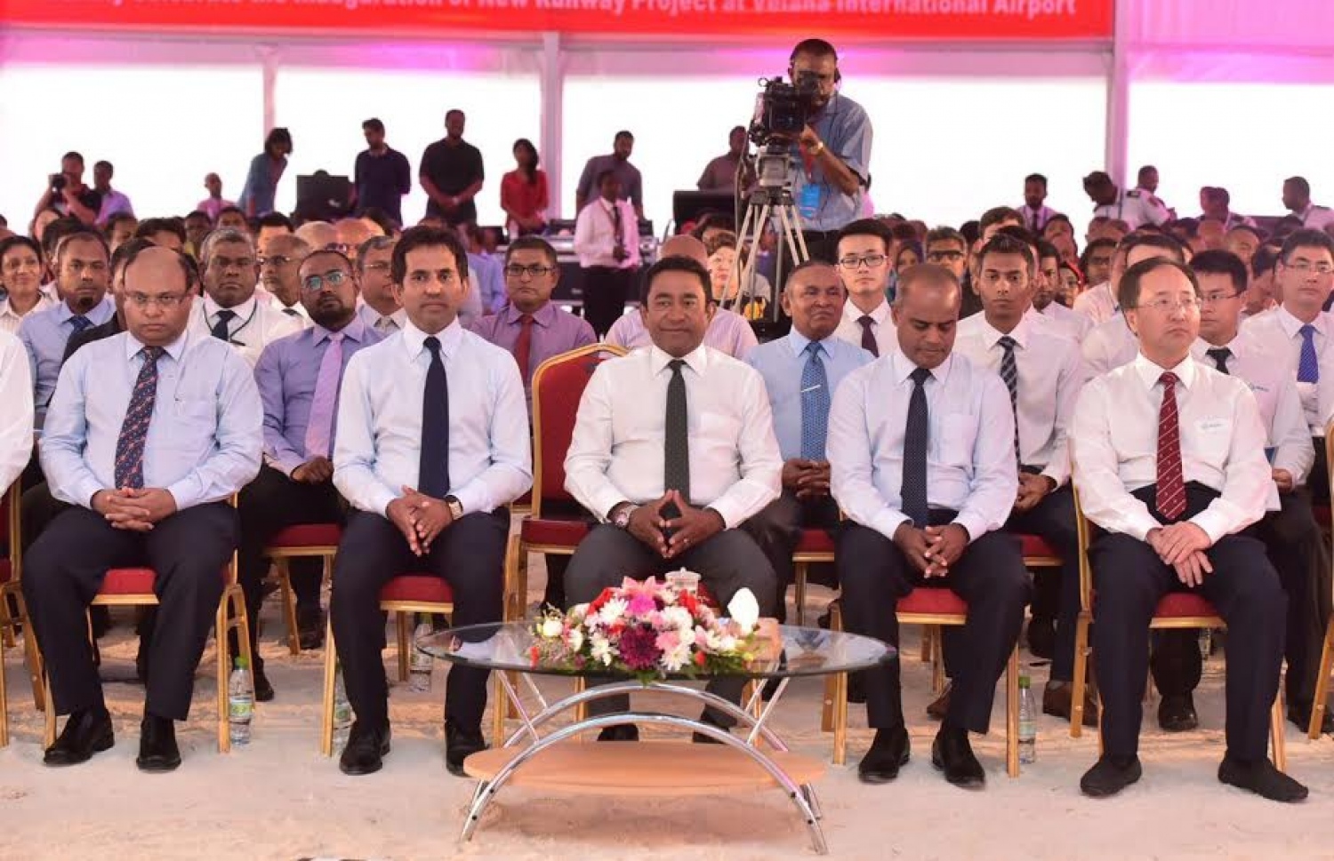 ވެލާނާ އިންޓަނޭޝަނަލް އެއާޕޯޓްގެ އާ ރަންވޭގެ އަމަލީ މަސައްކަތް ފެށުމަށް ބޭއްވި ރަސްމިއްޔާތުގައި ރައީސް ޔާމީން (މ) އަދި އެމްއޭސީއެލްގެ އެމްޑީ އާދިލް މޫސާ (ކ) އަދި މިނިސްޓަރު މުހައްމަދު ސައީދު އަދި އުއްތަމަ ފަނޑިޔާރު އަބްދުﷲ ސައީދު (ވ) ބައިވެރިވެވަޑައިގަންނަވަނީ. ފޮޓޯ: ނިޝާން އަލީ /މިހާރު