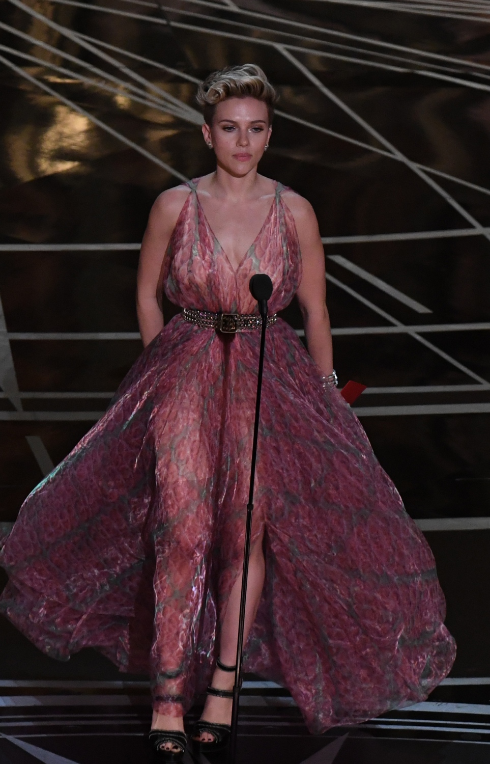 ހޮލީވުޑް، ކެލިފޯނިއާ: ފެބްރުއަރީ 26، 2017: 89 ވަނަ އޮސްކާ އެވޯޑްސް ހަފްލާގައި އެކްޓްރެސް ސްކާލެޓް ޖޯންސަން "އެންމެ މޮޅު ލަވަ" އެނައުންސް ކުރުމަށް ސްޓޭޖުގައި.-- ފޮޓޯ: އޭއެފްޕީ