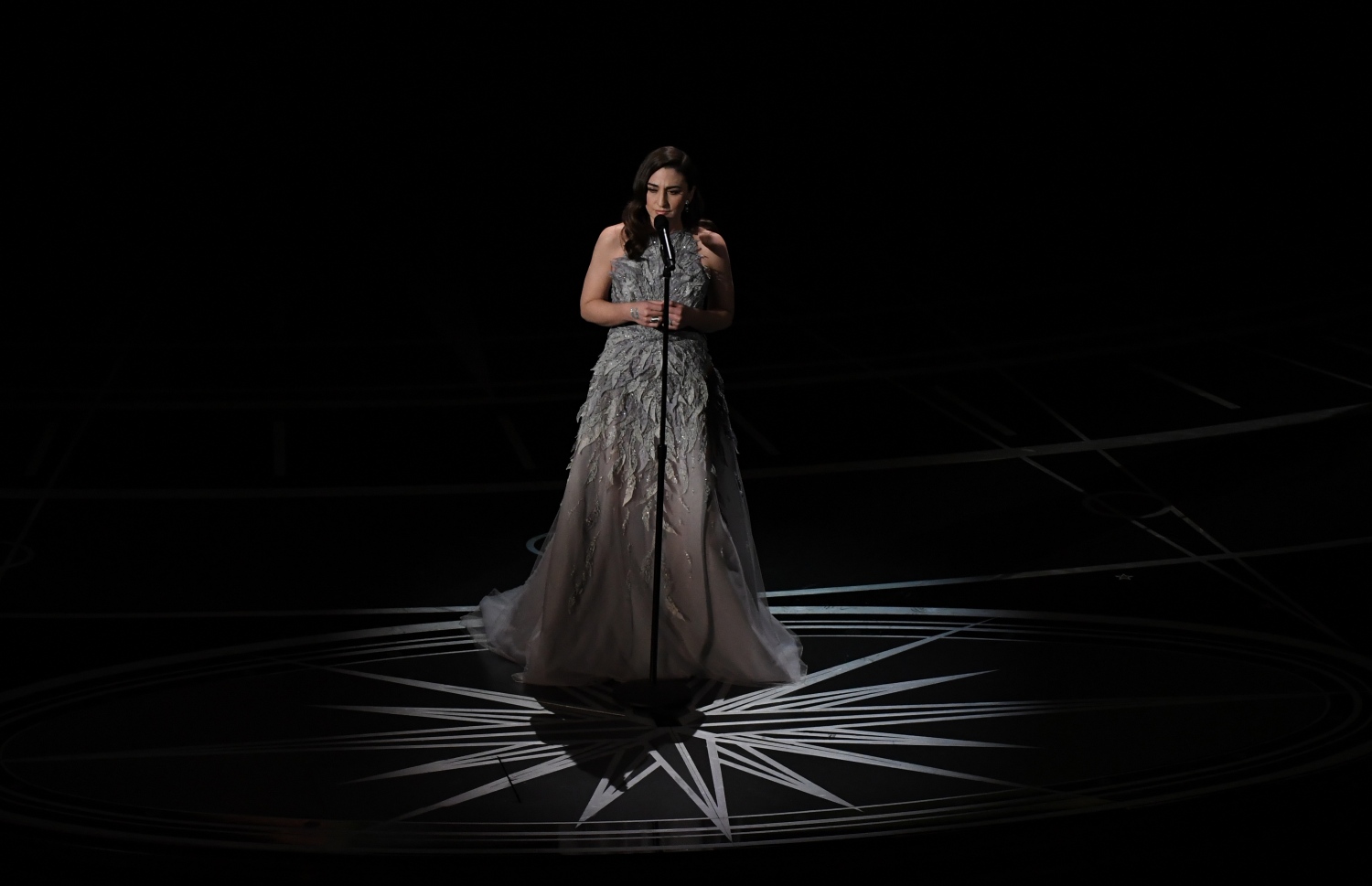 ހޮލީވުޑް، ކެލިފޯނިއާ: ފެބްރުއަރީ 26، 2017: 89 ވަނަ އޮސްކާ އެވޯޑްސް ހަފްލާގައި ލަވަކިޔުންތެރިޔާ ސާރާ ބެރީއެސް ސްޓޭޖުގައި ޕާފޯމްކުރަނީ.-- ފޮޓޯ: އޭއެފްޕީ