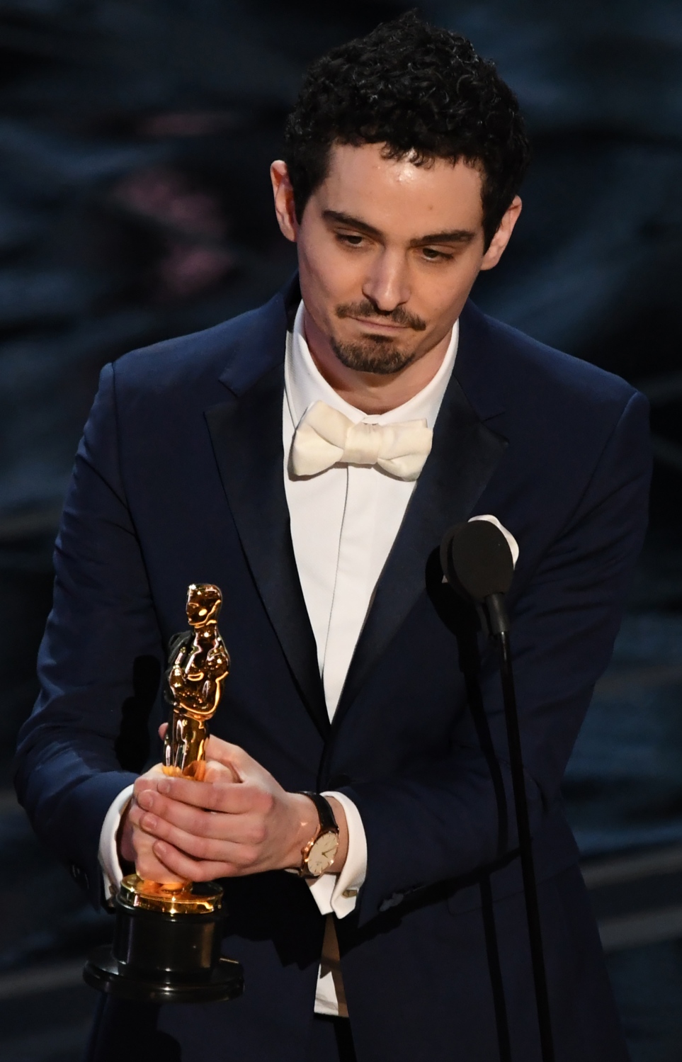 ހޮލީވުޑް، ކެލިފޯނިއާ: ފެބްރުއަރީ 26، 2017: 89 ވަނަ އޮސްކާ އެވޯޑްސް ހަފްލާގައި ޑައިރެކްޓަރު ޑެމިއަން ޝަޒެލް، ފިލްމް "ލާ ލާ ލޭންޑް" އިން އެންމެ މޮޅު ޑައިރެކްޓަރުގެ އެވޯޑް ލިބުމުން، ސްޓޭޖުގައި ވާހަކަ ދައްކަނީ.-- ފޮޓޯ: އޭއެފްޕީ