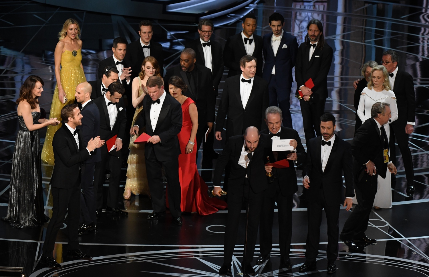 ހޮލީވުޑް، ކެލިފޯނިއާ: ފެބްރުއަރީ 26، 2017: 89 ވަނަ އޮސްކާ އެވޯޑްސް ހަފްލާގައި ފިލްމް "ލާ ލާ ލޭންޑް" ގެ ޕްރޮޑިއުސަރު ޖޯޑަން ހޮރޮވިޒް، "އެންމެ މޮޅު ފިލްމް"ގެ އެވޯޑު ލިބުނު ފިލްމު ކަމަށްވާ "މޫން ލައިޓް"ގެ ލިޔުންކޮޅު އިންނަ ކާޑު ދައްކާލަނީ.-- ފޮޓޯ: އޭއެފްޕީ