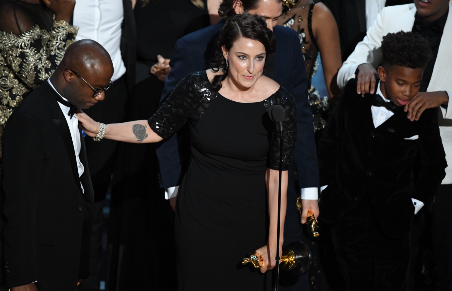 ހޮލީވުޑް، ކެލިފޯނިއާ: ފެބްރުއަރީ 26، 2017: 89 ވަނަ އޮސްކާ އެވޯޑްސް ހަފްލާގައި ސްކްރީންރައިޓަރު ބެރީ ޖެންކިންސް (ވ) އަދި ޕްރޮޑިއުސަރު އެޑެލް ރޮމާންސްކީ، ފިލްމް "މޫން ލައިޓް" އިން "އެންމެ މޮޅު ފިލްމް"ގެ އެވޯޑު ލިބުމުން އުފާފާޅުކުރަނީ.-- ފޮޓޯ: އޭއެފްޕީ