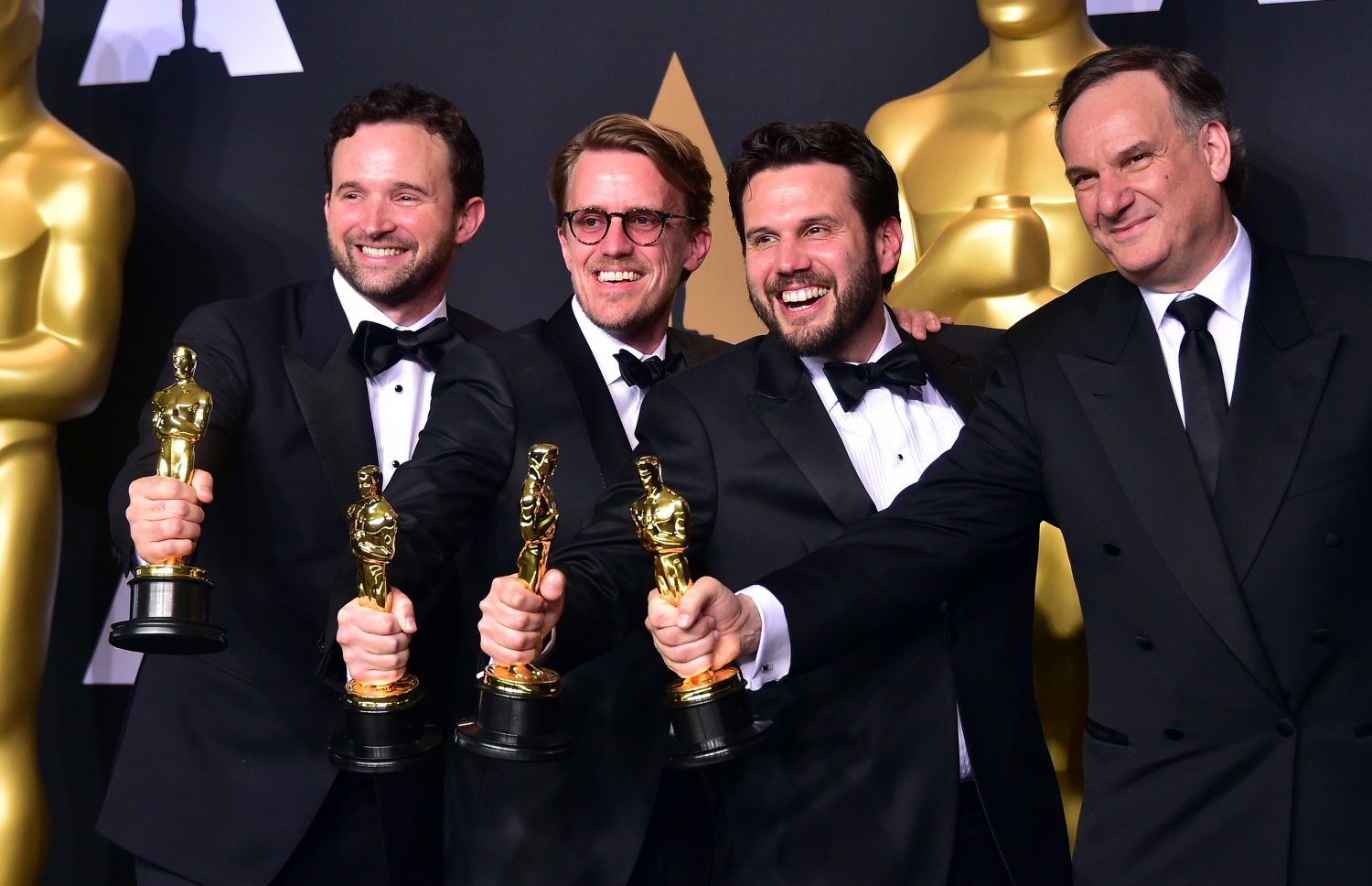 ހޮލީވުޑް، ކެލިފޯނިއާ: ފެބްރުއަރީ 26، 2017: 89 ވަނަ އޮސްކާ އެވޯޑްސް ހަފްލާގައި އެކްޓްރެސް(ވ-ކ) ޑޭން ލެމަން، އެންޑްރޫ އާރ.ޖޯންސް، އެޑަމް ވެލްޑަޒް އަދި ރޮބާޓް ލެގާޓޯ، ފިލްމް "ދަ ޖަންގަލް ބޫކް" އިން "އެންމެ މޮޅު ވިޝުއަލް އިފެކްޓްސް" ގެ އެވޯޑާއެކު.-- ފޮޓޯ: އޭއެފްޕީ