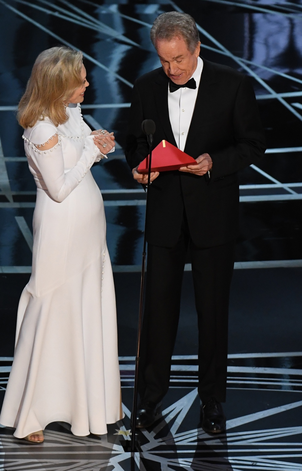 ހޮލީވުޑް، ކެލިފޯނިއާ: ފެބްރުއަރީ 26، 2017: 89 ވަނަ އޮސްކާ އެވޯޑްސް ހަފްލާގައި އެކްޓްރެސް ފީ ޑަންވޭ އަދި ޑައިރެކްޓަރު ވަރެން ބީޓީ "އެންމެ މޮޅު ފިލްމް" އެނައުންސް ކުރުމަށް ސްޓޭޖުގައި.-- ފޮޓޯ: އޭއެފްޕީ