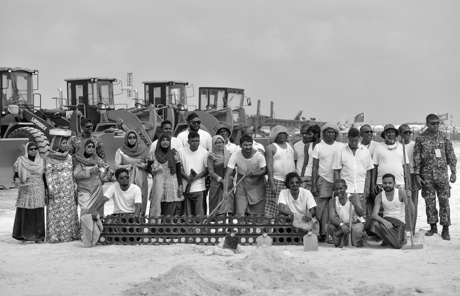 ހުޅުލެ: ފެބްރުއަރީ 27، 2017: ވެލާނާ އިންޓަނޭޝަނަލް އެއާޕޯޓްގެ އާ ރަންވޭގެ އަމަލީ މަސައްކަތް ފެށުމަށް ބޭއްވި ރަސްމިއްޔާތުގައި ސަގާފީ ހުށަހެޅުމެއް ހުށަހަޅައިދެނީ.-- ފޮޓޯ: ނިޝާން އަލީ /މިހާރު