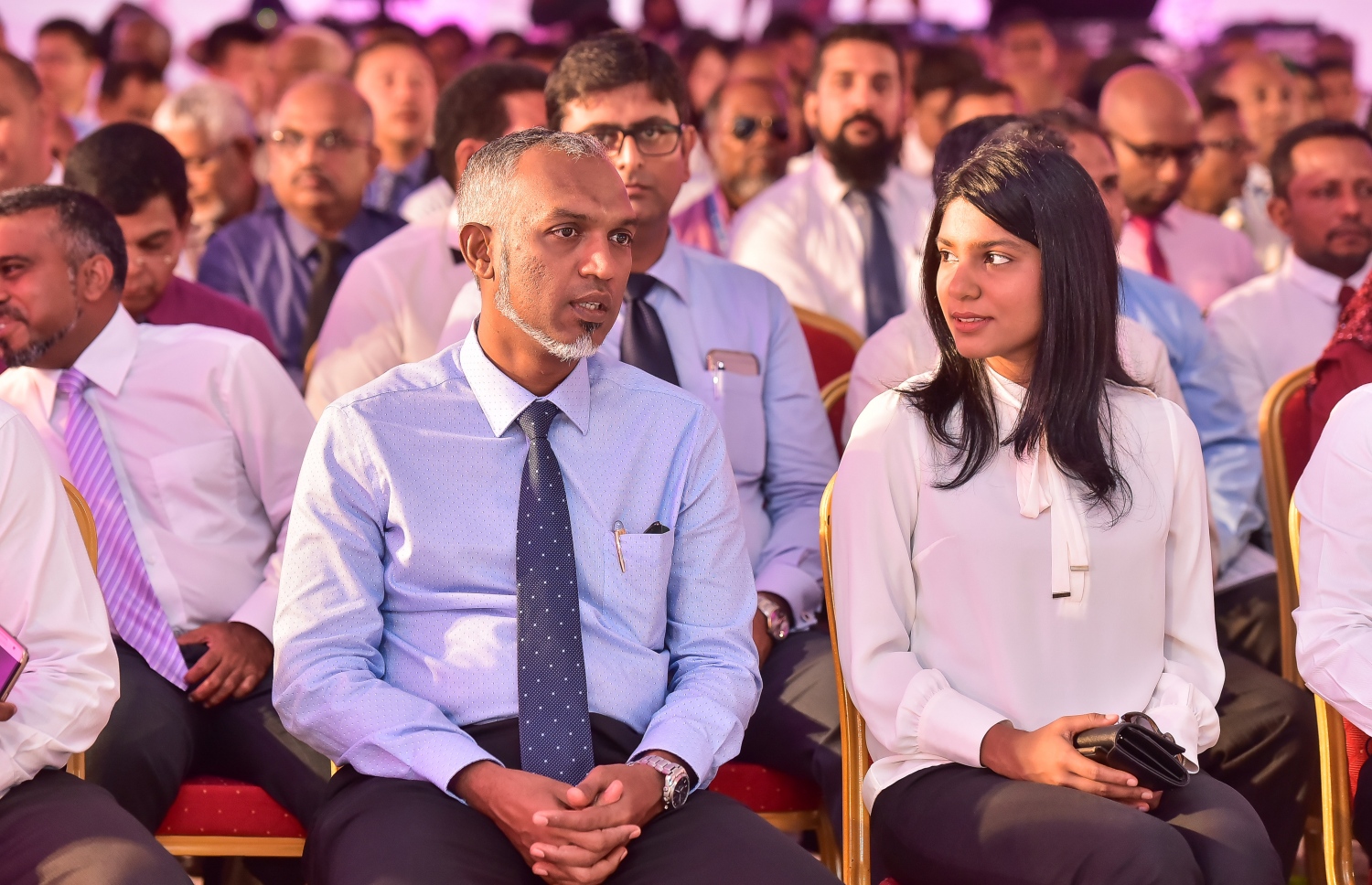 ހުޅުލެ: ފެބްރުއަރީ 27، 2017: ވެލާނާ އިންޓަނޭޝަނަލް އެއާޕޯޓްގެ އާ ރަންވޭގެ އަމަލީ މަސައްކަތް ފެށުމަށް ބޭއްވި ރަސްމިއްޔާތުގައި ހައުސިން މިނިސްޓަރު މުހައްމަދު މުއިއްޒު (ވ) އަދި ޖެންޑާ މިނިސްޓަރު ޒެނީޝާ (ކ) ބައިވެރިވެ ވަޑައިގަންނަވަނީ.-- ފޮޓޯ: ނިޝާން އަލީ /މިހާރު