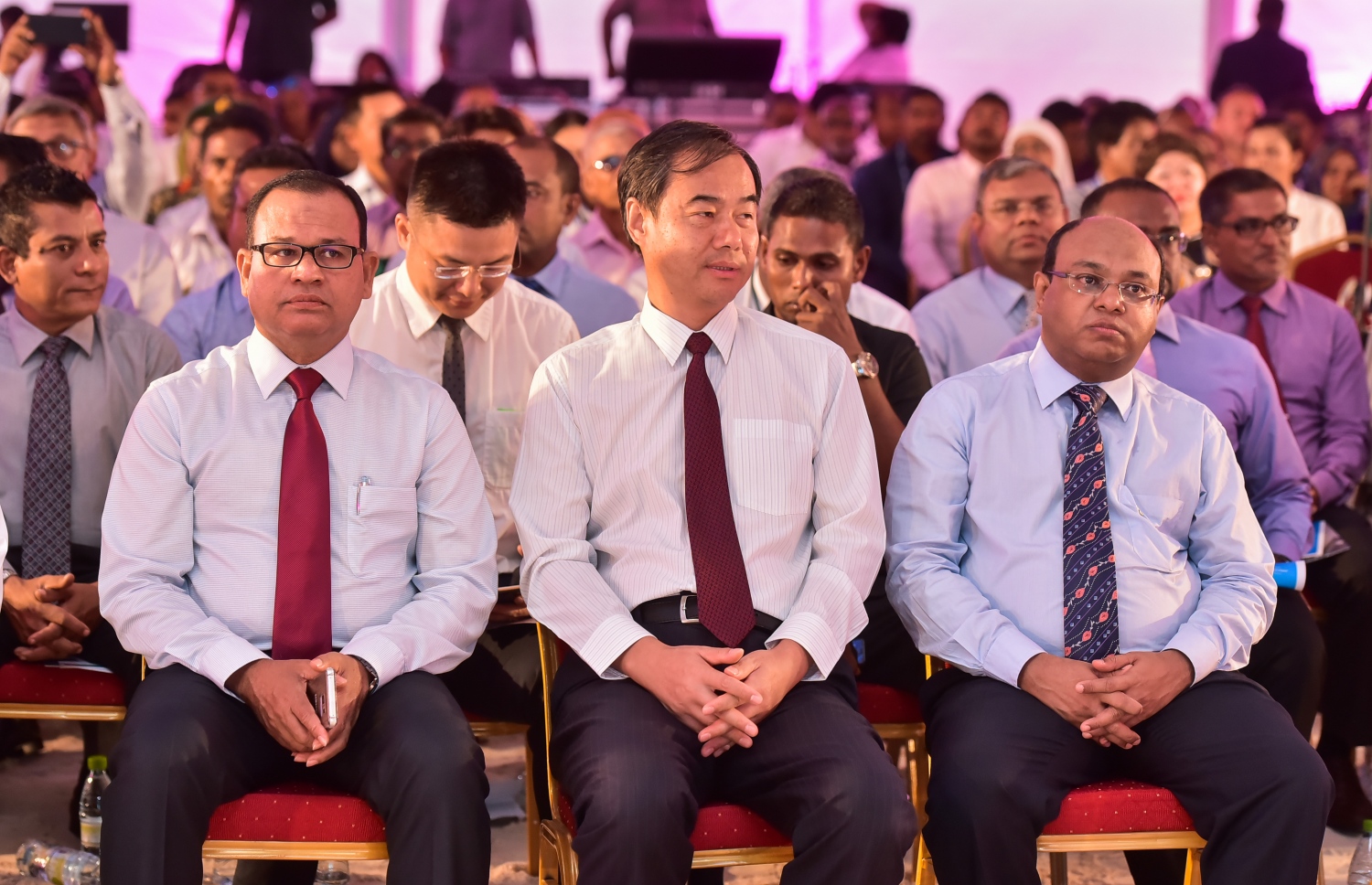 ހުޅުލެ: ފެބްރުއަރީ 27، 2017: ވެލާނާ އިންޓަނޭޝަނަލް އެއާޕޯޓްގެ އާ ރަންވޭގެ އަމަލީ މަސައްކަތް ފެށުމަށް ބޭއްވި ރަސްމިއްޔާތުގައި ބެއިޖިން އާބަން ކޮންސްޓްރަކްޝަން ގްރޫޕުގެ އިސްބޭފުޅުންގެ އިތުރުން ބައެއްވަޒީރުން ބައިވެރިވެ ވަޑައިގަންނަވަނީ.-- ފޮޓޯ: ނިޝާން އަލީ /މިހާރު