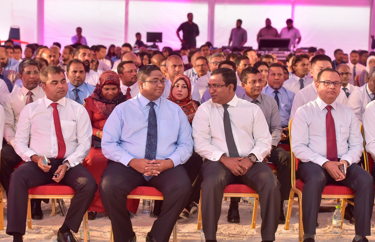 ހުޅުލެ: ފެބްރުއަރީ 27، 2017: ވެލާނާ އިންޓަނޭޝަނަލް އެއާޕޯޓްގެ އާ ރަންވޭގެ އަމަލީ މަސައްކަތް ފެށުމަށް ބޭއްވި ރަސްމިއްޔާތުގައި ބައެއް ވަޒީރުން ބައިވެރިވެ ވަޑައިގަންނަވަނީ.-- ފޮޓޯ: ނިޝާން އަލީ /މިހާރު