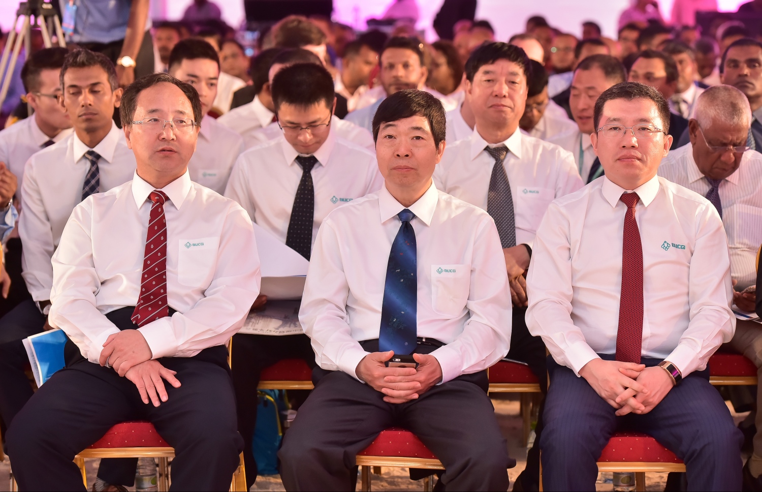 ހުޅުލެ: ފެބްރުއަރީ 27، 2017: ވެލާނާ އިންޓަނޭޝަނަލް އެއާޕޯޓްގެ އާ ރަންވޭގެ އަމަލީ މަސައްކަތް ފެށުމަށް ބޭއްވި ރަސްމިއްޔާތުގައި ބެއިޖިން އާބަން ކޮންސްޓްރަކްޝަން ގްރޫޕުގެ އިސްބޭފުޅުން ބައިވެރިވެ ވަޑައިގަންނަވަނީ.-- ފޮޓޯ: ނިޝާން އަލީ /މިހާރު