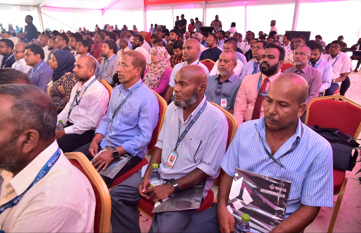 ހުޅުލެ: ފެބްރުއަރީ 27، 2017: ވެލާނާ އިންޓަނޭޝަނަލް އެއާޕޯޓްގެ އާ ރަންވޭގެ އަމަލީ މަސައްކަތް ފެށުމަށް ބޭއްވި ރަސްމިއްޔާތުގައި އެމްއޭސީއެލްގެ މުވައްޒަފުން ބައިވެރިވަނީ.-- ފޮޓޯ: ނިޝާން އަލީ /މިހާރު