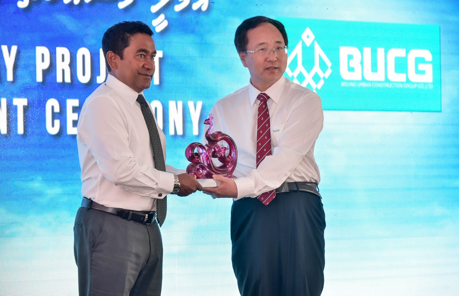 ހުޅުލެ: ފެބްރުއަރީ 27، 2017: ވެލާނާ އިންޓަނޭޝަނަލް އެއާޕޯޓްގެ އާ ރަންވޭގެ އަމަލީ މަސައްކަތް ފެށުމަށް ބޭއްވި ރަސްމިއްޔާތުގައި ބެއިޖިން އާބަން ކޮންސްޓްރަކްޝަން ގްރޫޕުގެ ޗެއާމަން (ކ)، ރައީސް ޔާމީނަށް ހަދިޔާއެއް ދެއްވަނީ.-- ފޮޓޯ: ނިޝާން އަލީ/ މިހާރު