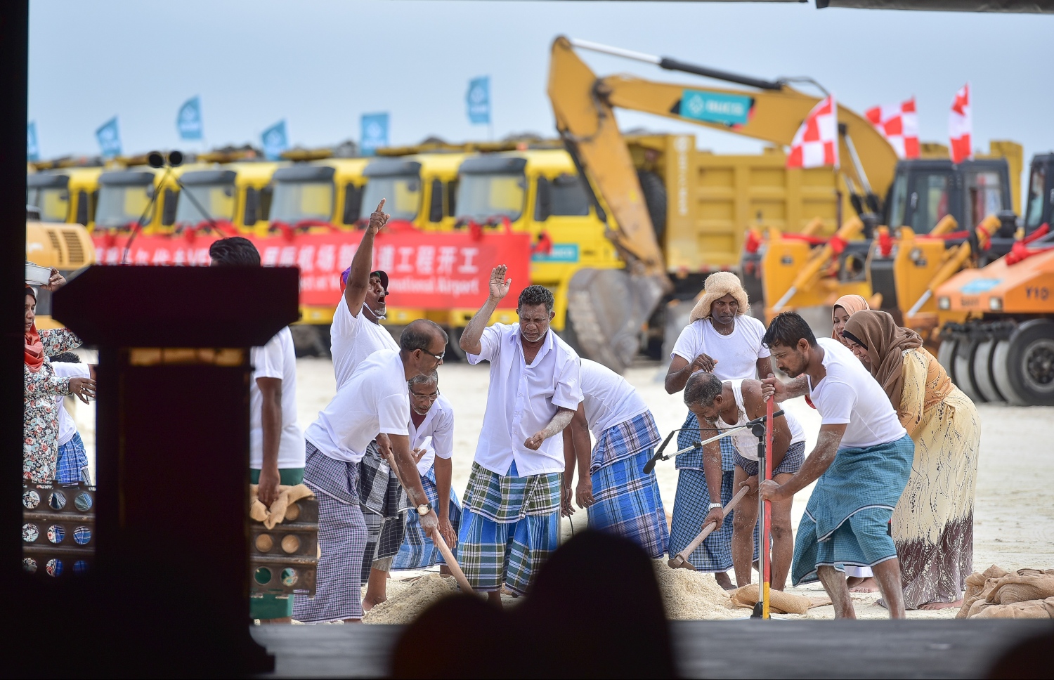 ހުޅުލެ: ފެބްރުއަރީ 27، 2017: ވެލާނާ އިންޓަނޭޝަނަލް އެއާޕޯޓްގެ އާ ރަންވޭގެ އަމަލީ މަސައްކަތް ފެށުމަށް ބޭއްވި ރަސްމިއްޔާތުގައި ސަގާފީ އައިޓަމެއް ހުށަހަޅައިދެނީ.-- ފޮޓޯ: ނިޝާން އަލީ/ މިހާރު