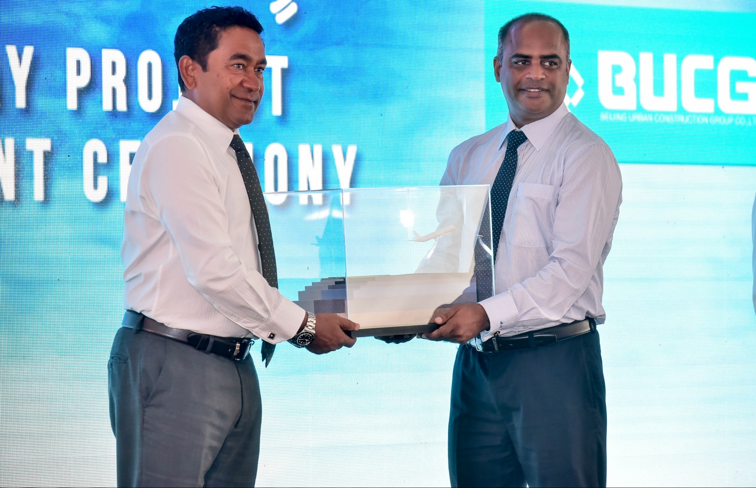 ހުޅުލެ: ފެބްރުއަރީ 27، 2017: ވެލާނާ އިންޓަނޭޝަނަލް އެއާޕޯޓްގެ އާ ރަންވޭގެ އަމަލީ މަސައްކަތް ފެށުމަށް ބޭއްވި ރަސްމިއްޔާތުގައި އެމްއޭސީއެލްގެ އެމްޑީ އާދިލް މޫސާ (ކ)، ރައީސް ޔާމީނަށް ހަނދާނީ ފިލައެއް ދެއްވަނީ.-- ފޮޓޯ: ނިޝާން އަލީ/ މިހާރު