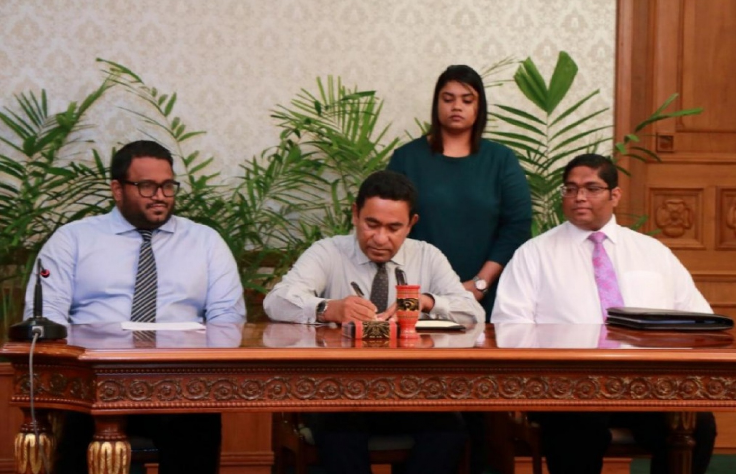 ބޭރު ފަރާތްތަކަށް ބިން މިލްކުކުރެވޭ ގޮތަށް ގާނޫނުއަސާސީ އަށް ގެނައި އިސްލާހު، ޖުލައި 23، 2015 ގައި ރައީސް އަބްދުﷲ ޔާމީން ތަސްދީގުކުރައްވަނީ: މި އިސްލާހު ބަދަލުކުރަން އެމްޑީޕީން ވަނީ މަސައްކަތް ފަށާފައި. --ފޮޓޯ: ރައީސް އޮފީސް