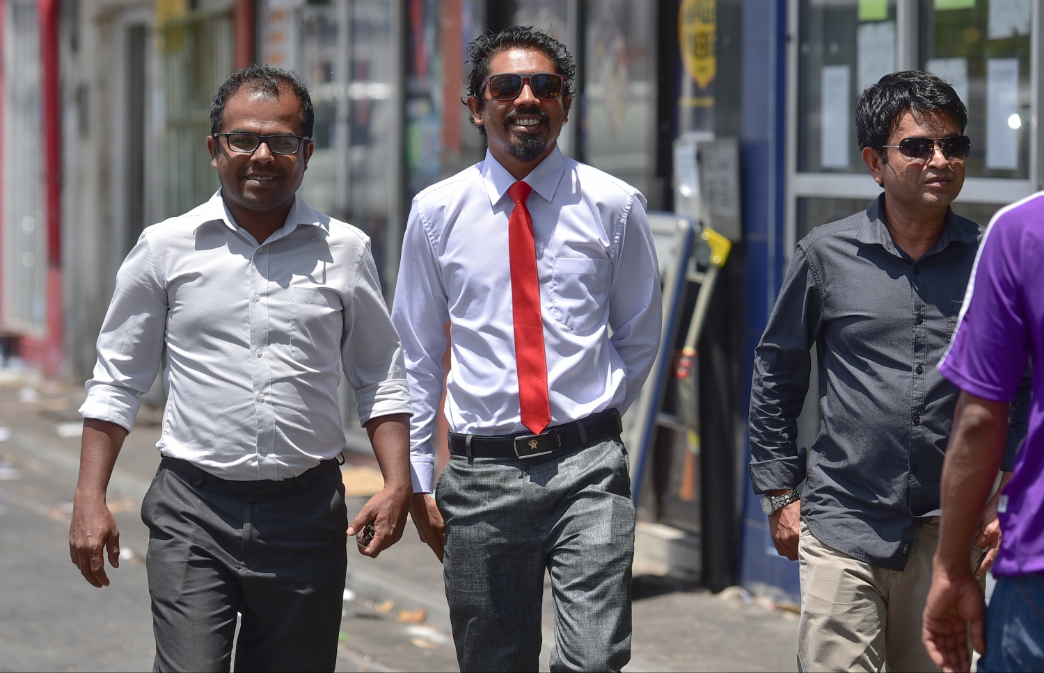 ރާއްޖެ ޓީވީގެ ކެމެރާމަނަކާ އެކު ފިޔާޒް ވަޑައިގަންނަވަނީ.---ފޮޓޯ: މިހާރު