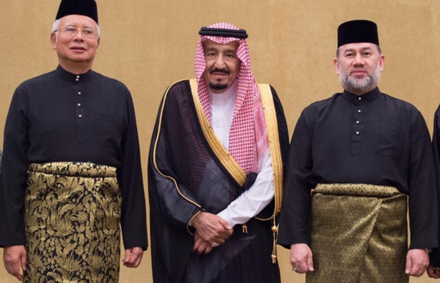 ސައުދީ ރަސްގެފާން ސަލްމާން އާއި މެލޭޝިއާގެ ބޮޑު ވަޒީރު ނަޖީބު ރައްޒާގު (ވ) އަދި މެލޭޝިއާގެ ރަސްގެފާން މުހައްމަދު (ކ-2) ފޮޓޯއަކަށް ހުއްޓިވަޑައިގެން.