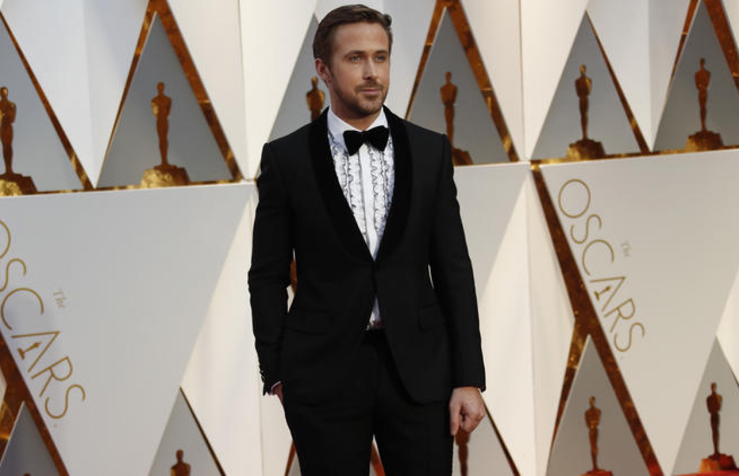 އެކްޓާ ރާޔަން ގޮސްލިން ލައިގެން ހުރި ކަޅު ޓަކްސީޑޯ