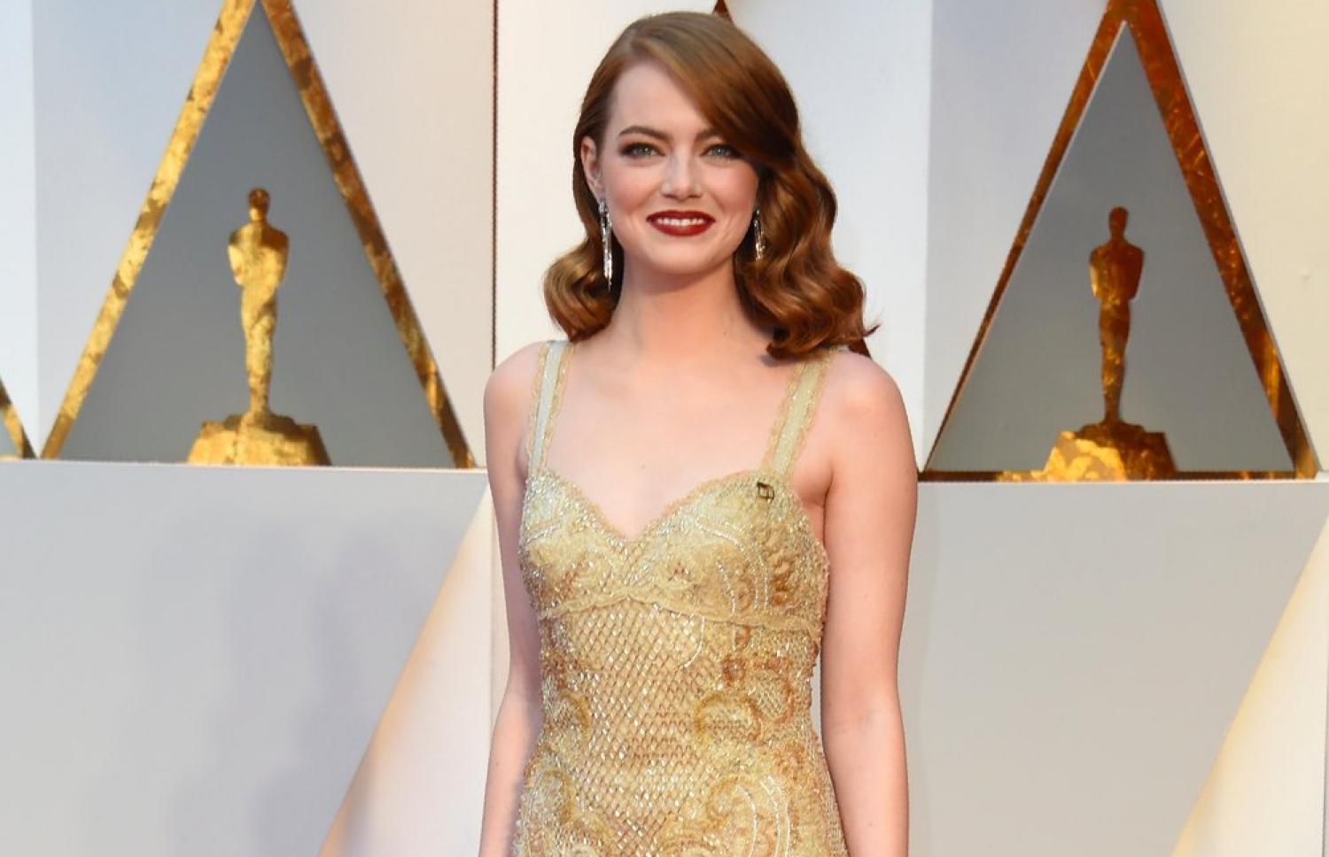 އެކްޓްރެސް އެމާ ސްޓޯންގެ ރަން ކުލައިގެ ހިތްގައިމު ދިގު ހެދުން