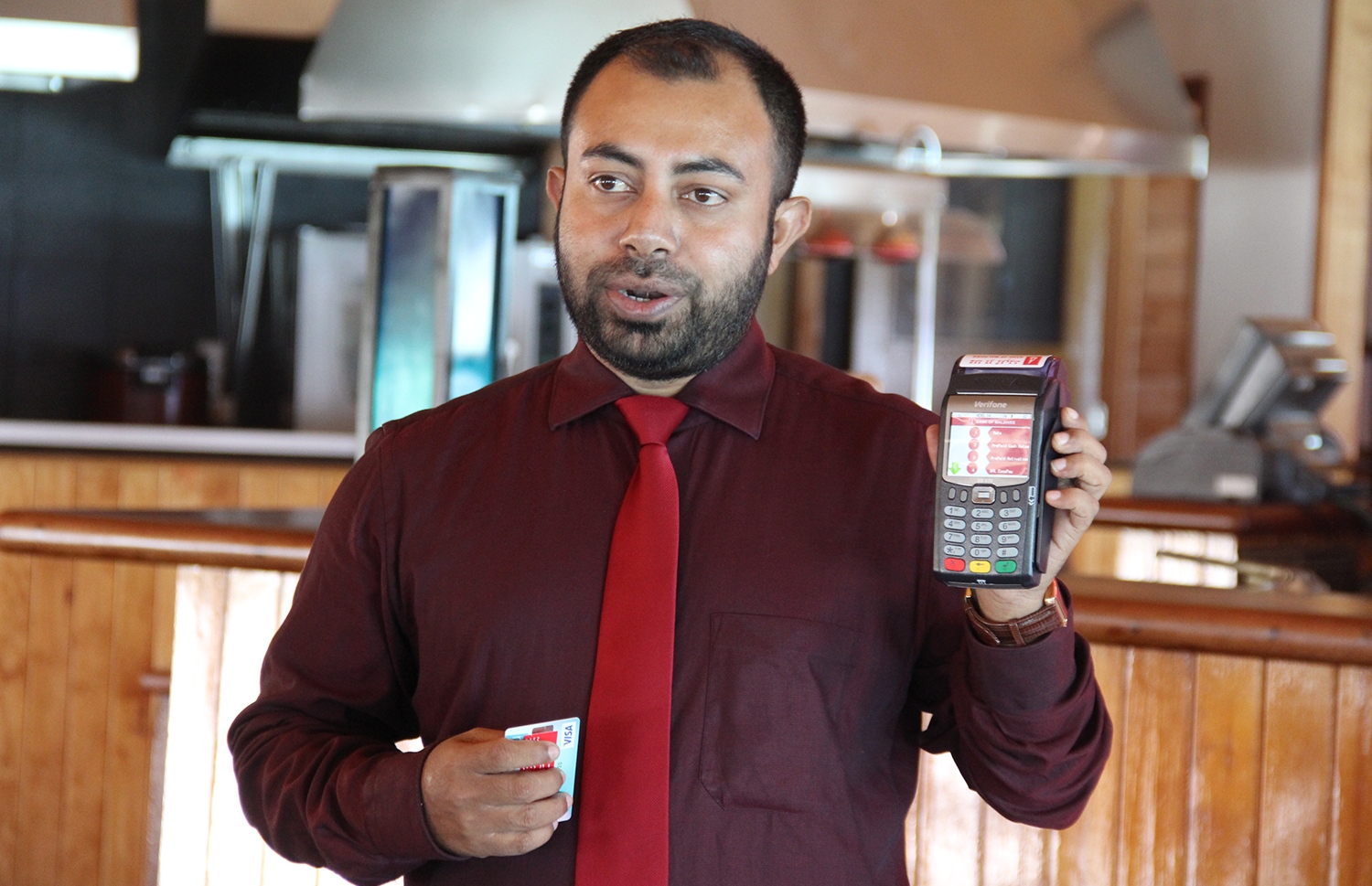 ޑީސީސީ ހިދުމަތް މަސައްކަތް ކުރާ ގޮތް، ބީއެމްއެލްގެ ހެޑް އޮފް ކާޑު ސާވިސަސް އަލީމް މިއަދު ދައްކާލައްވަނީ.-- ފޮޓޯ: ބީއެމްއެލް