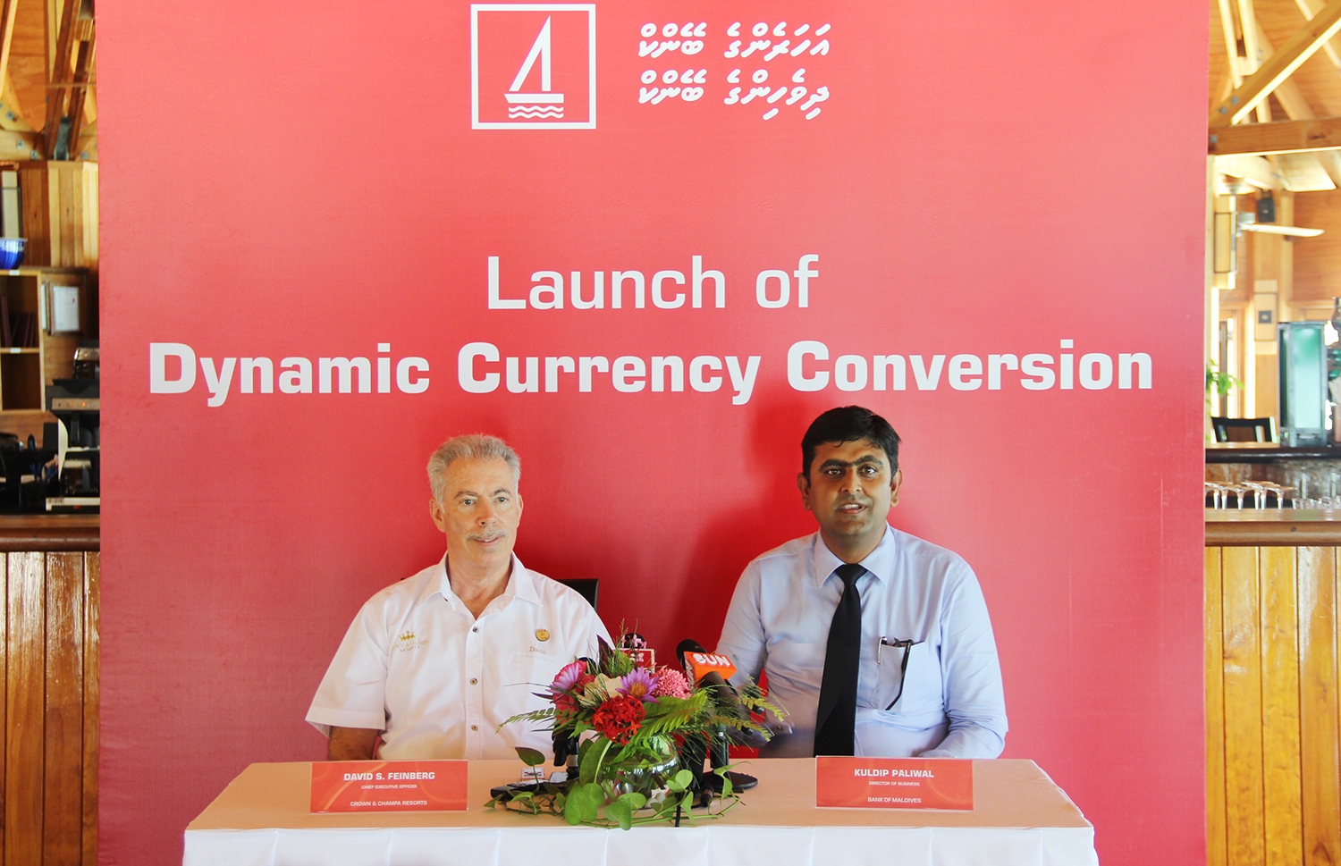 ޑީސީސީ ހިދުމަތް ތައާރަފް ކުރަން މީރު އައިލެންޑް ރިސޯޓުގައި މިއަދު ބޭއްވި ރަސްމިއްޔާތުގައި، ބީއެމްއެލްގެ ޑައިރެކްޓަ އޮފް ބިޒްނަސް ކުލްދީޕް (ކ) އާއި ކްރައުން އެންޑް ޗަމްޕާ ރިސޯޓްސްގެ ސީއީއޯ ޑޭވިޑް ބައިވެރިވެވަޑައިގަންނަވަނީ.-- ފޮޓޯ: ބީއެމްއެލް