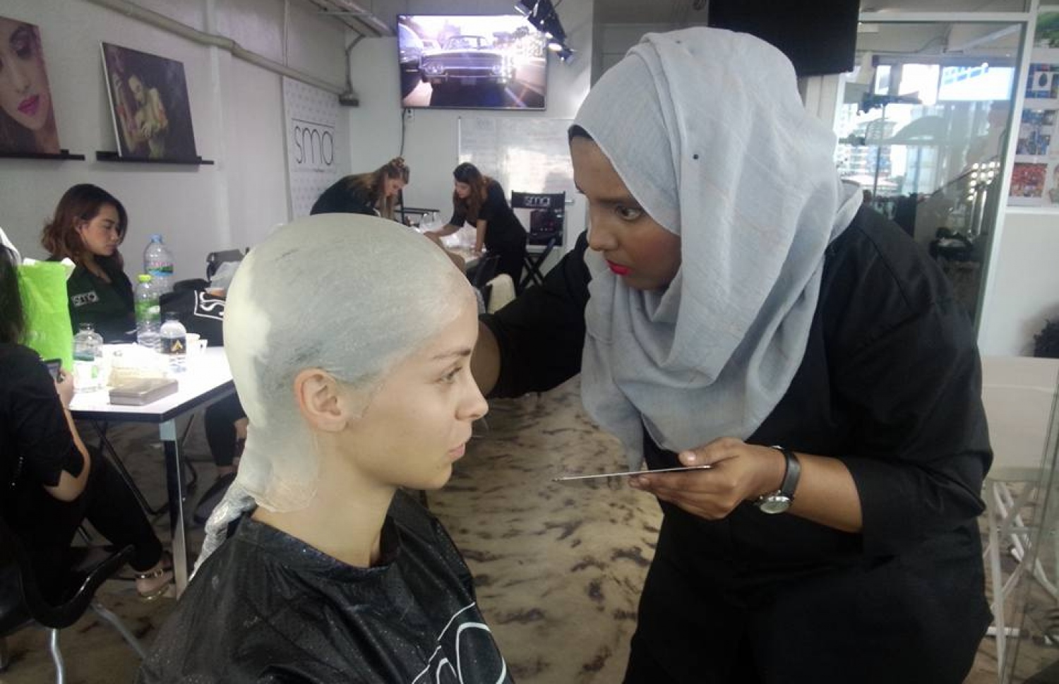 ޝިޒްނާ ބޯލްޑް ކެޕެއް ބޭނުންކޮށްގެން މޭކަޕް ކުރަނީ