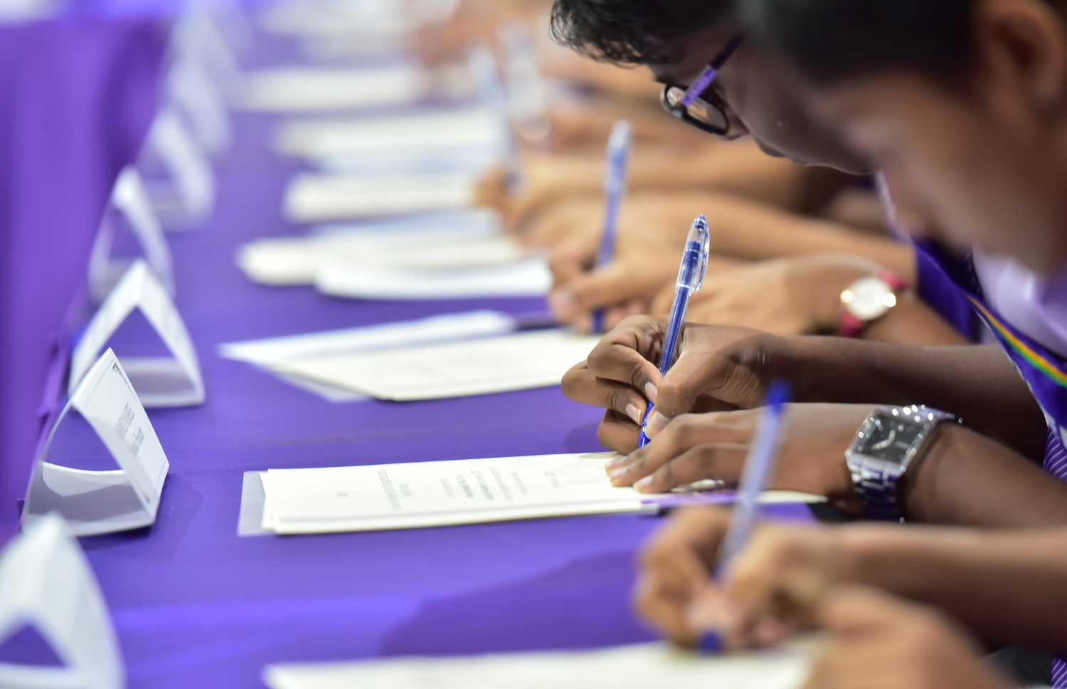 ފެބްރުއަރީ 27، 2017- ޣިޔާސުއްދިން އިންޓަނޭޝަނަލް ސްކޫލުގެ ޕްރިފެކްޓް ބޯޑާއި ކްލަބުތަކުގެ މަގާމުތަކަށް ހޮވުނު ދަރިވަރުން މަގާމުގެ އިގުރާރުގައި ސޮއިކުރަނީ.---ފޮޓޯ: ހުސެއިން ވަހީދު/މިހާރު