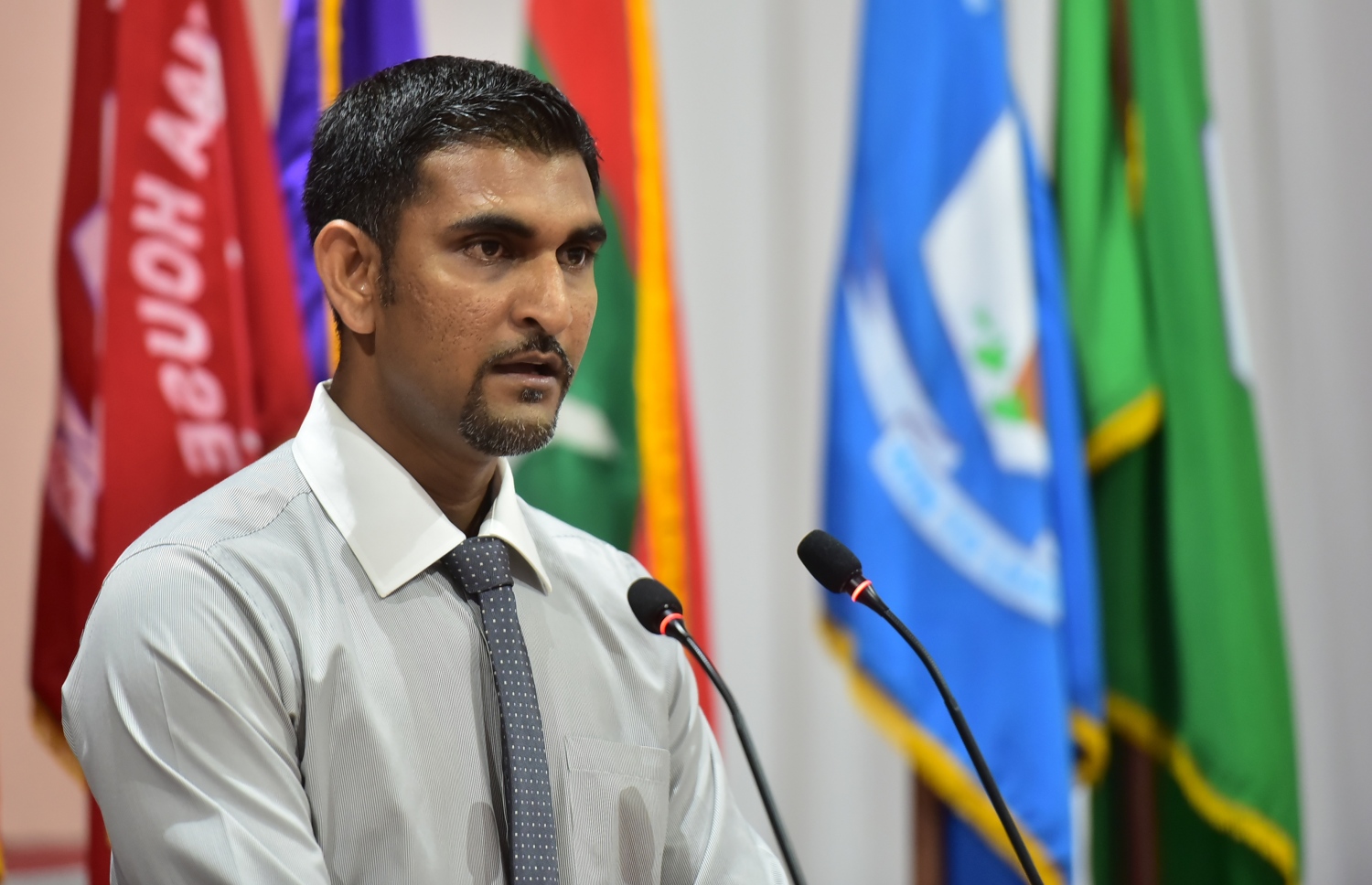 ފެބްރުއަރީ 27، 2017- ޣިޔާސުއްދިން އިންޓަނޭޝަނަލް ސްކޫލުގެ ޕްރިފެކްޓް ބޯޑާއި ކްލަބުތަކުގެ މަގާމުތަކަށް ހޮވުނު ދަރިވަރުން ހުވާކުރުމަށް ބޭއްވި ޖަލްސާގެ ޝަރަފުވެރި މެހެމާނު ބީއެމްއެލްގެ ހިއުމަން ރިސޯސަސް ހެޑް އަހުމަދު އިބްރާހިމް ވާހަކަ ދައްކަވަނީ.---ފޮޓޯ: ހުސެއިން ވަހީދު/މިހާރު