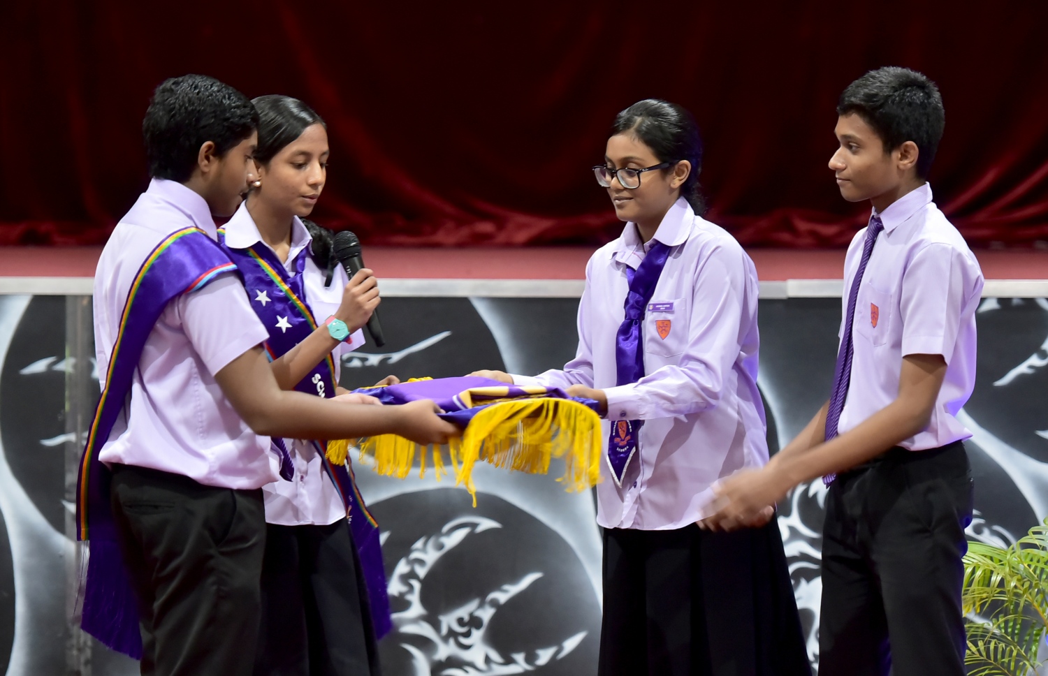 ޣިޔާސުއްދީން އިންޓަނޭޝަނަލް ސްކޫލުގެ އިސް މަގާމުތައް ހަވާލުކުރުން