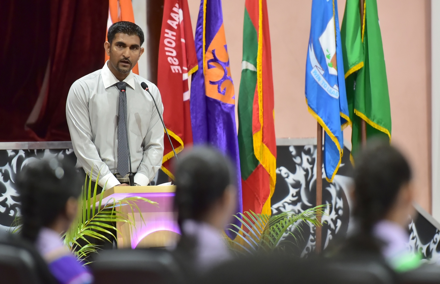 ފެބްރުއަރީ 27، 2017- ޣިޔާސުއްދިން އިންޓަނޭޝަނަލް ސްކޫލުގެ ޕްރިފެކްޓް ބޯޑާއި ކްލަބުތަކުގެ މަގާމުތަކަށް ހޮވުނު ދަރިވަރުން ހުވާކުރުމަށް ބޭއްވި ޖަލްސާގެ ޝަރަފުވެރި މެހެމާނު ބީއެމްއެލްގެ ހިއުމަން ރިސޯސަސް ހެޑް އަހުމަދު އިބްރާހިމް ވާހަކަ ދައްކަވަނީ.---ފޮޓޯ: ހުސެއިން ވަހީދު/މިހާރު