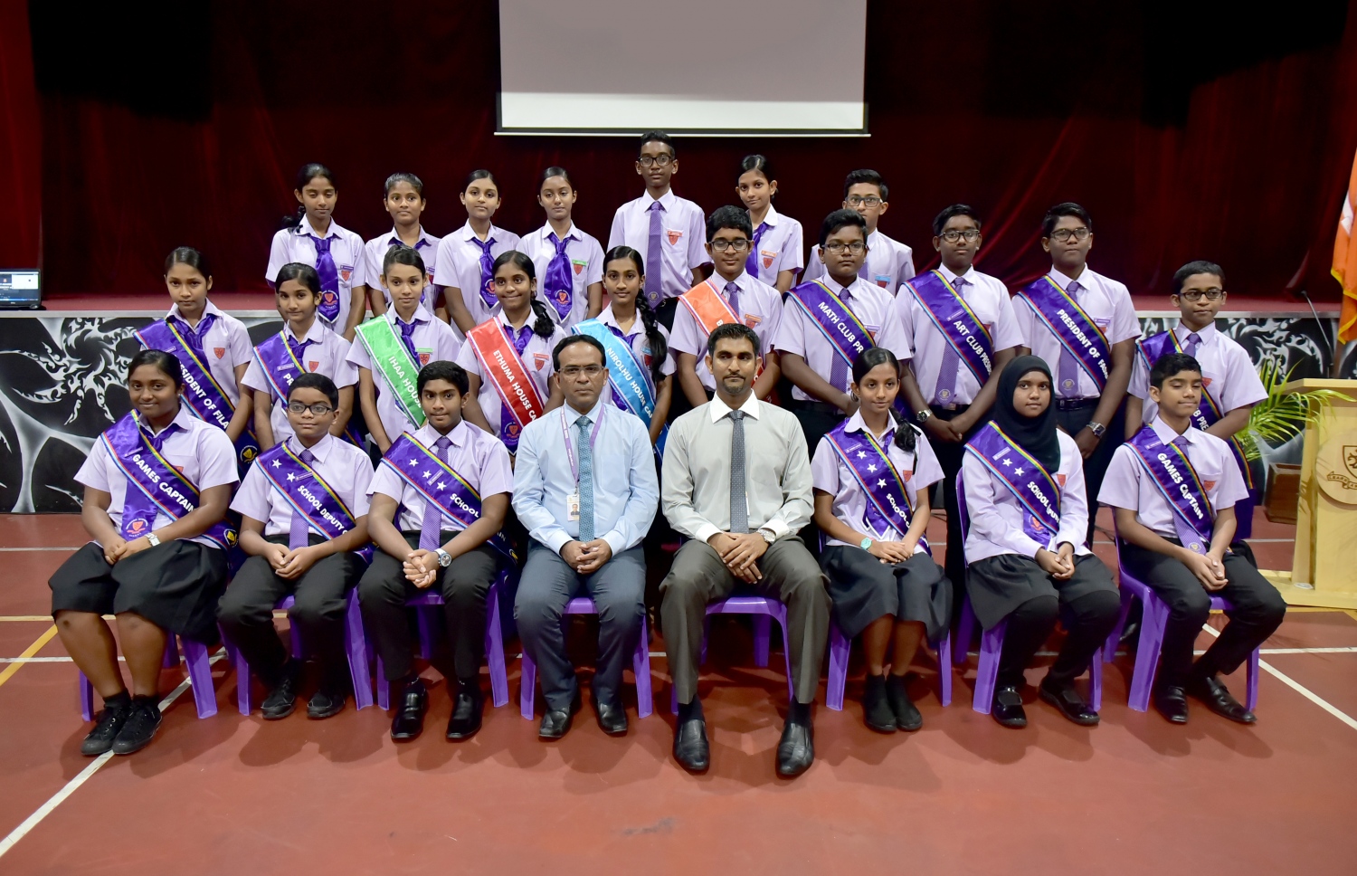 ފެބްރުއަރީ 27، 2017- ޣިޔާސުއްދިން އިންޓަނޭޝަނަލް ސްކޫލުގެ ޕްރިފެކްޓް ބޯޑާއި ކްލަބުތަކުގެ މަގާމުތަކަށް ހޮވުނު ދަރިވަރުން ޝަރަފުވެރި މެހެމާނާއި އެ ސްކޫލުގެ ޕްރިންސިޕަލްއާ އެކު ގުރޫޕް ފޮޓޯއެއް ނަގަނީ.---ފޮޓޯ: ހުސެއިން ވަހީދު/މިހާރު