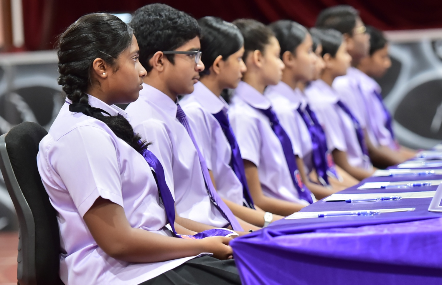 ފެބްރުއަރީ 27، 2017- ޣިޔާސުއްދިން އިންޓަނޭޝަނަލް ސްކޫލުގެ ޕްރިފެކްޓް ބޯޑާއި ކްލަބުތަކުގެ މަގާމުތަކަށް ހޮވުނު ދަރިވަރުން މަގާމުގެ ސޭޝް އަދި ޓެގް ހަވާލުކުރުމުގެ ރަސްމިއްޔާތުގެ ތެރެއިން.---ފޮޓޯ: ހުސެއިން ވަހީދު/މިހާރު